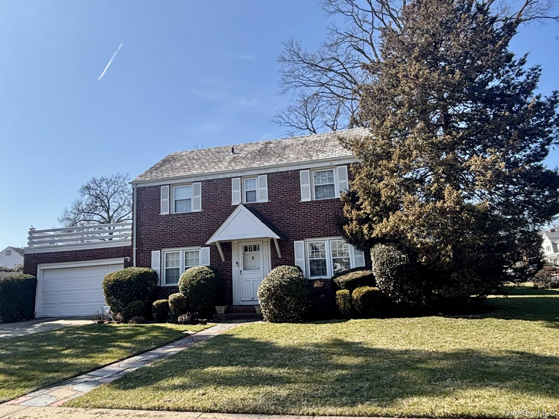 15 Seeley Court, Malverne, NY 11565