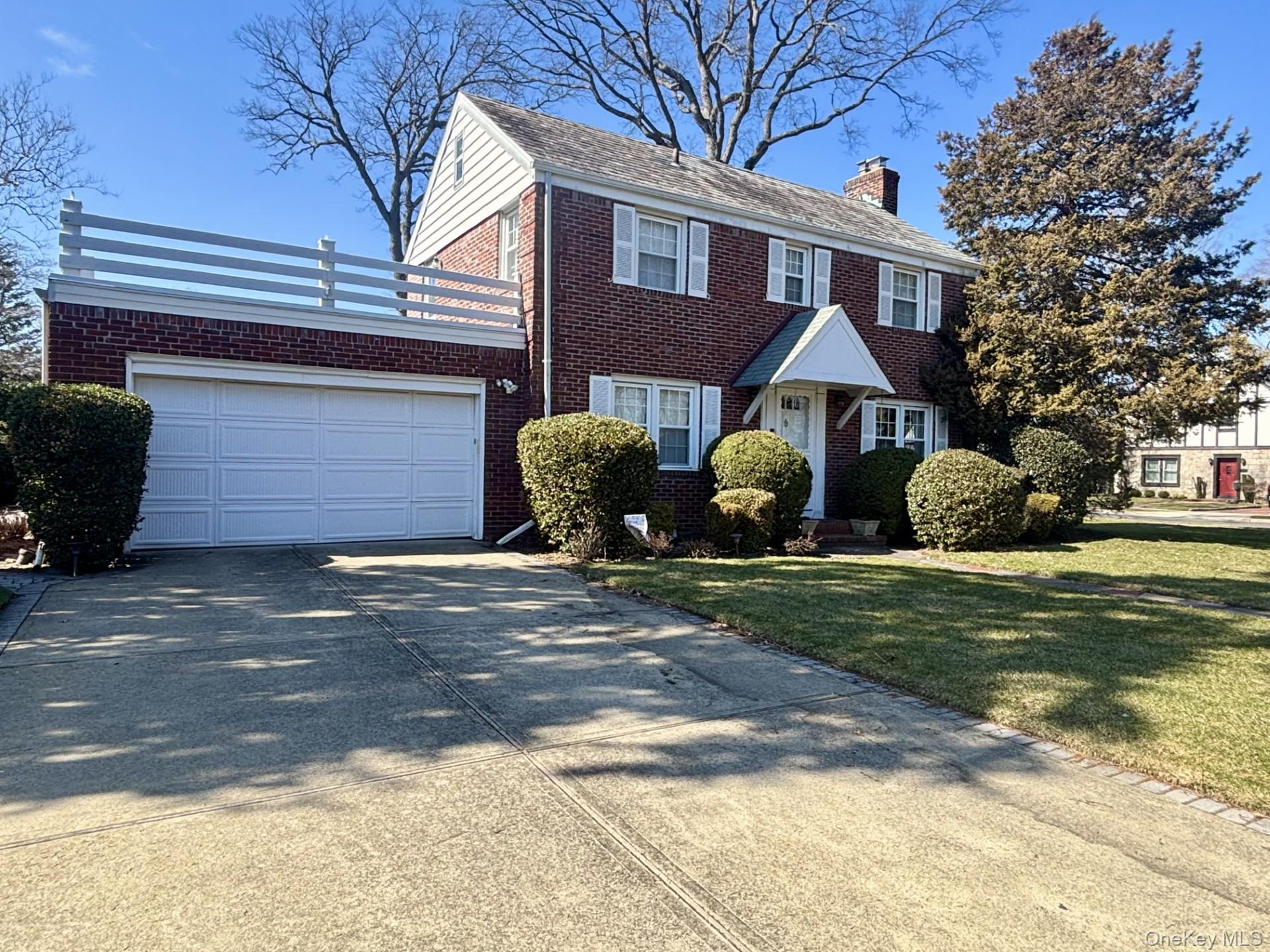 15 Seeley Court, Malverne, NY 11565