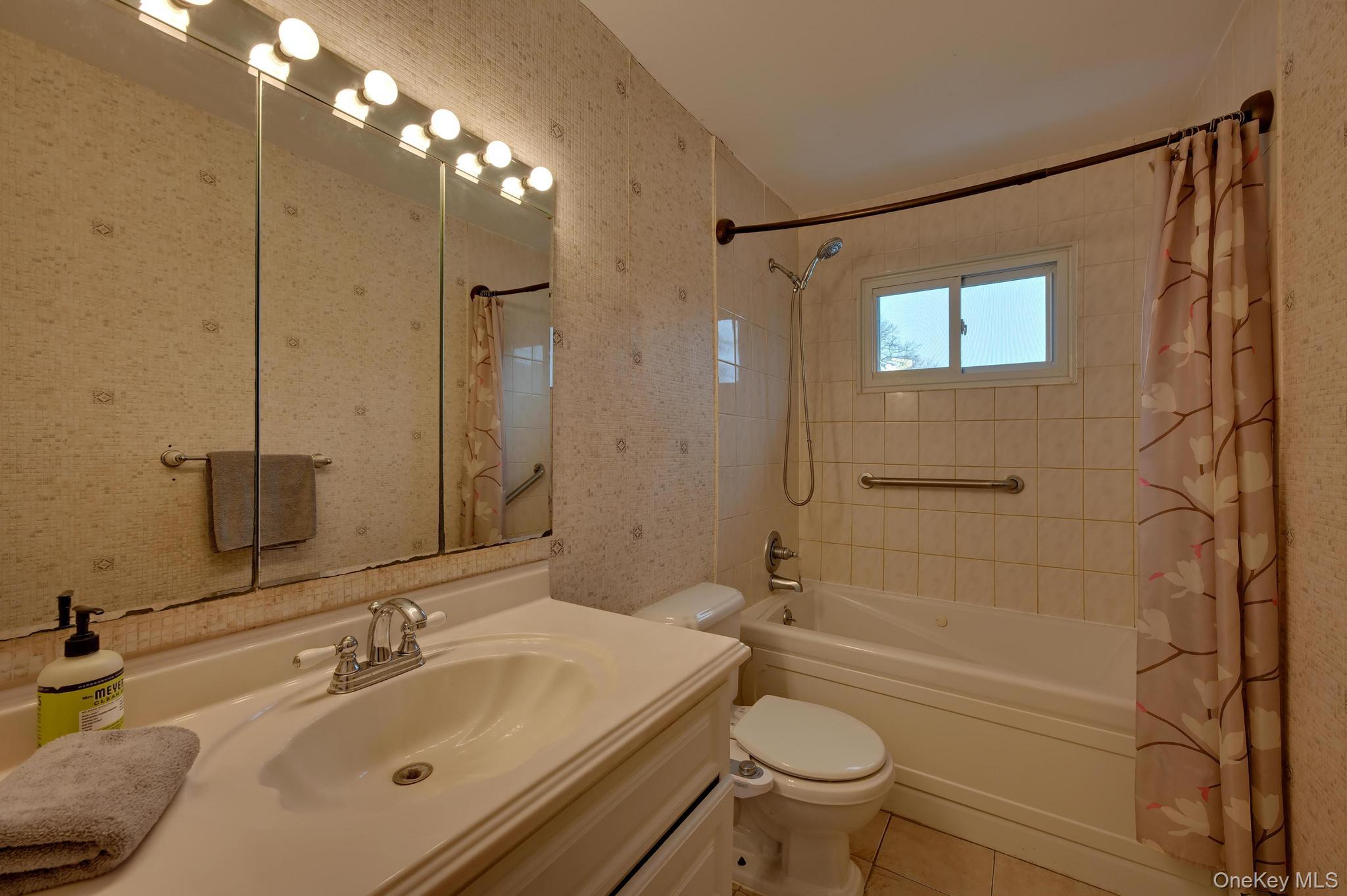 15 Snapper Court, Lindenhurst, NY 11757