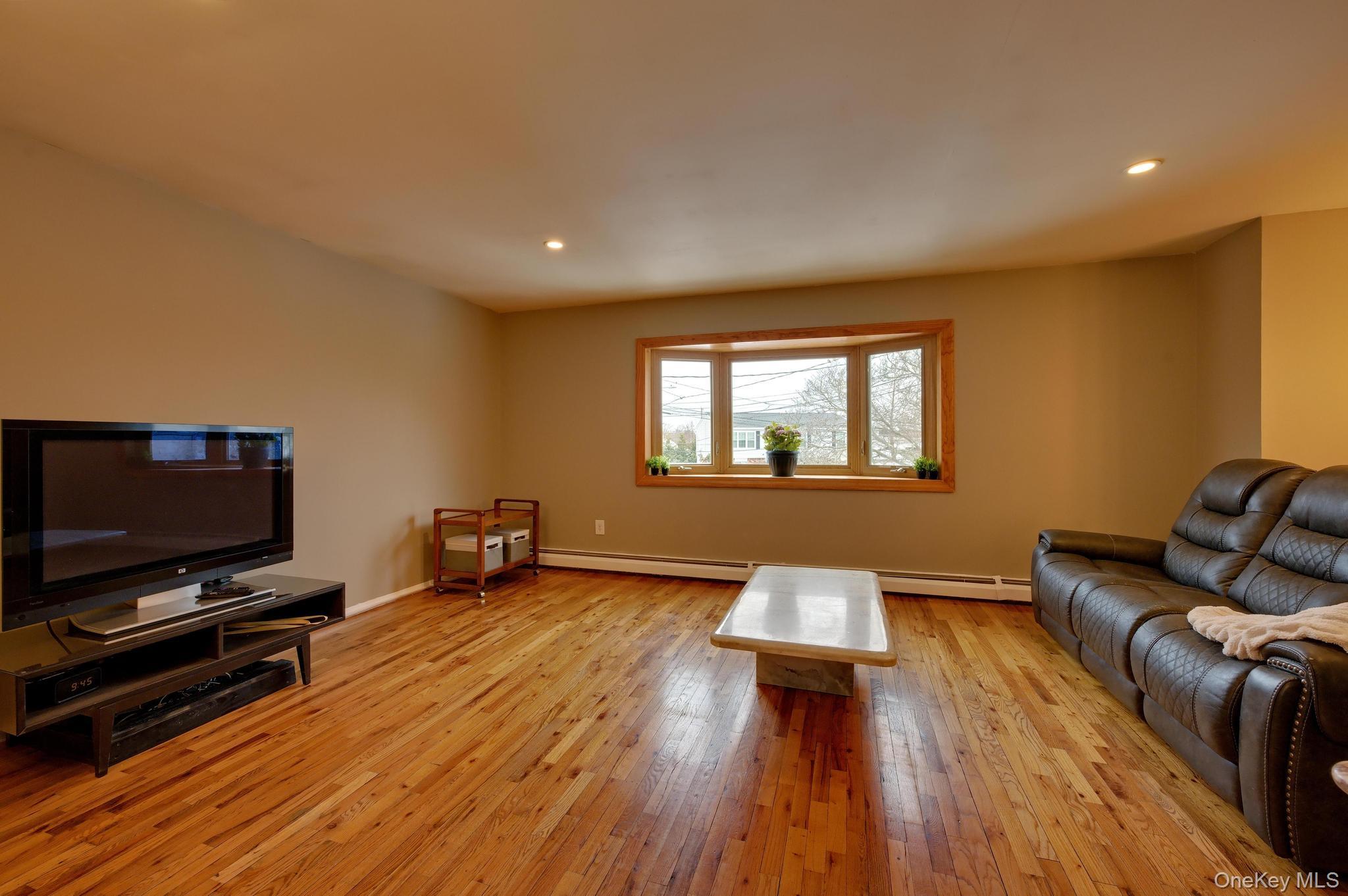 15 Snapper Court, Lindenhurst, NY 11757