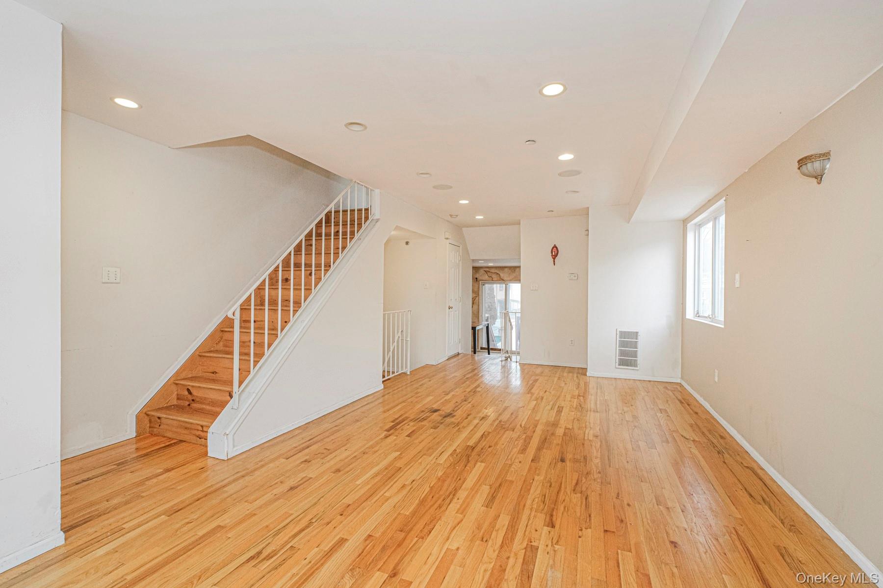 61 Merivale Lane, Staten Island, NY 10304