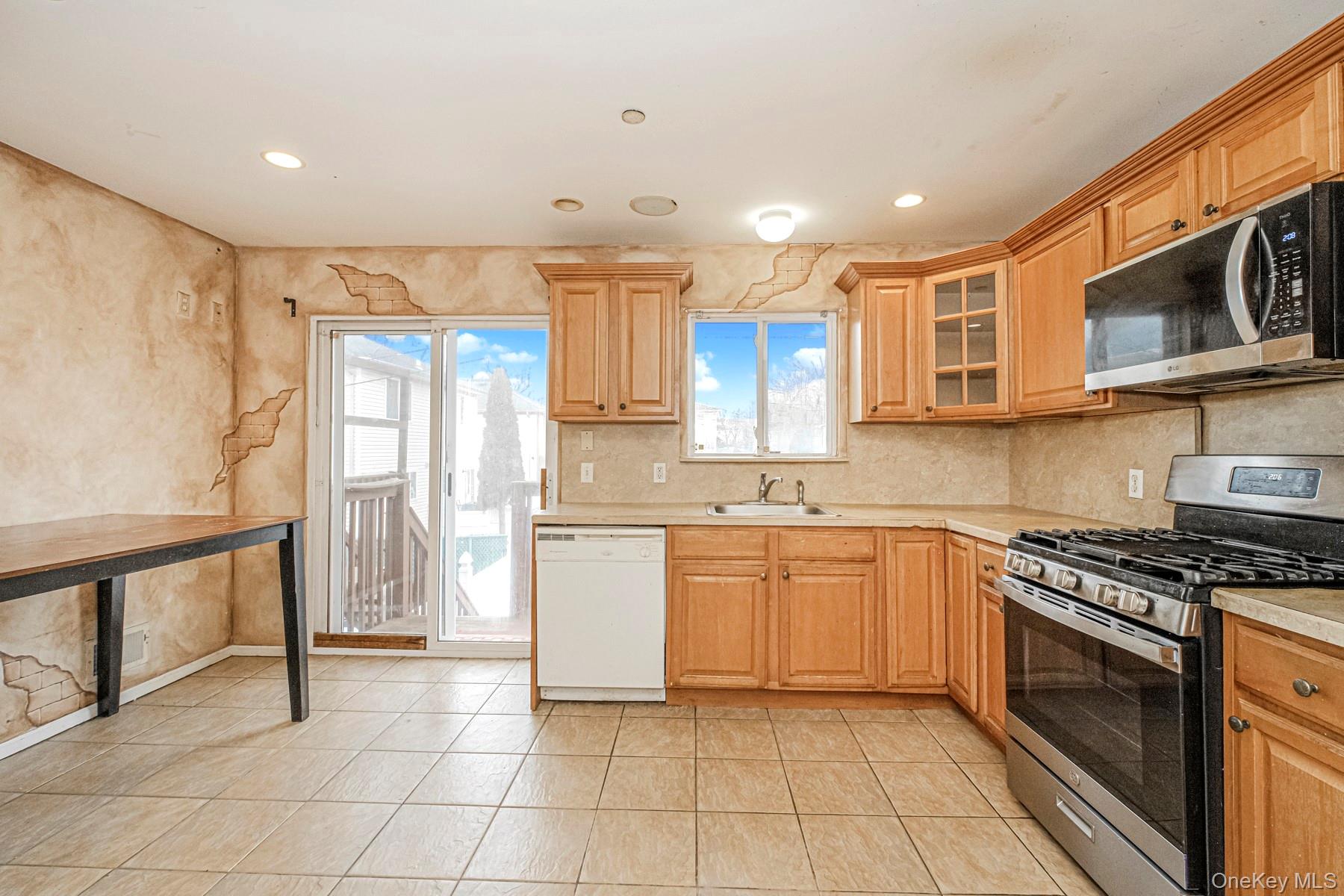 61 Merivale Lane, Staten Island, NY 10304