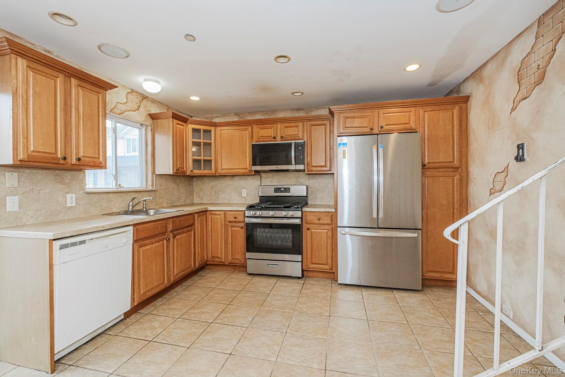 61 Merivale Lane, Staten Island, NY 10304