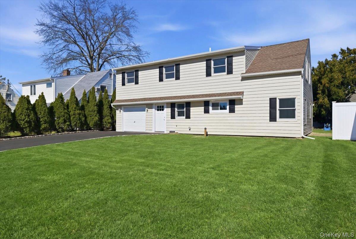 38 Bobolink Lane, Levittown, NY 11756