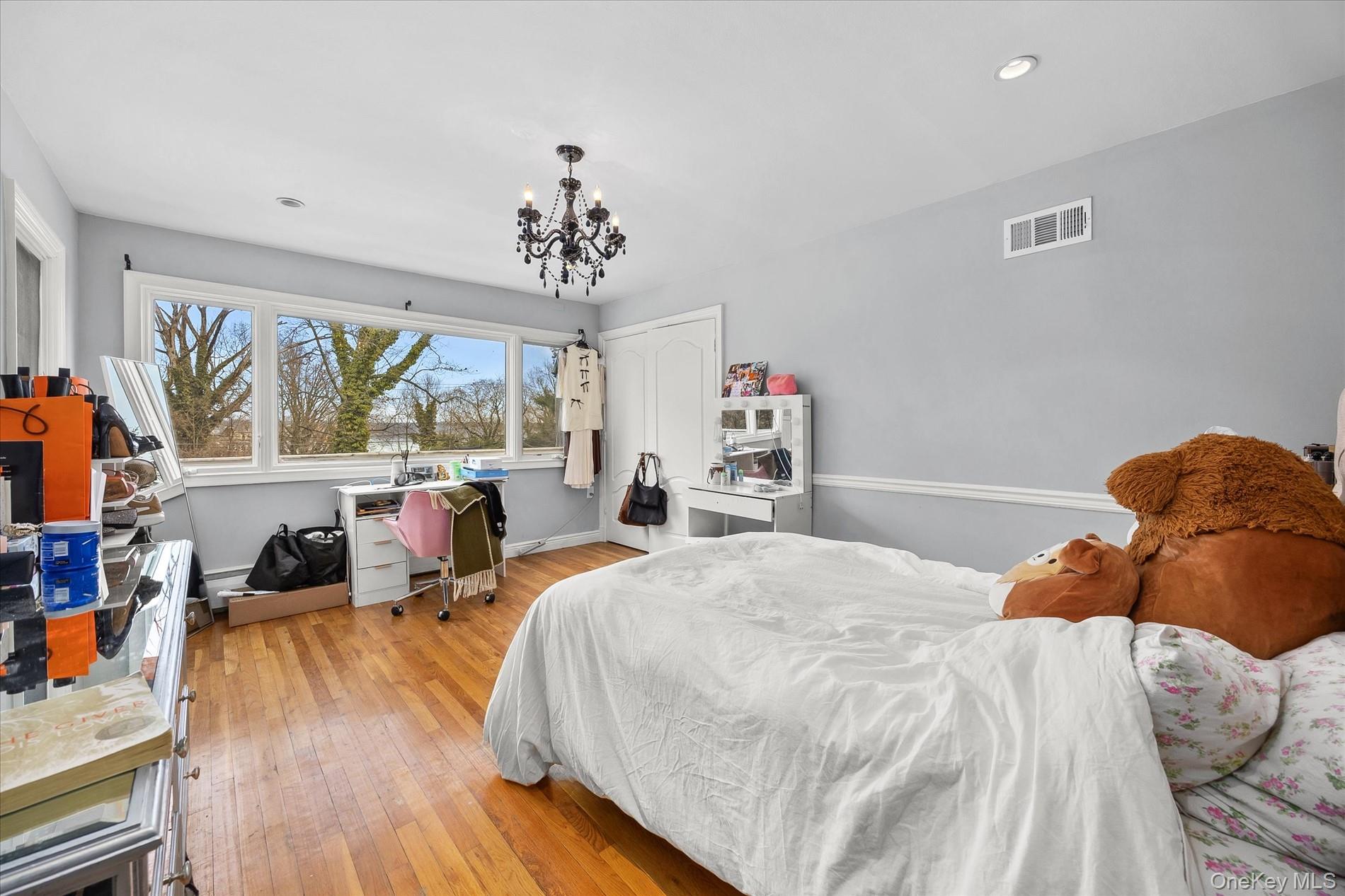 15 Cricket Lane, Great Neck, NY 11024