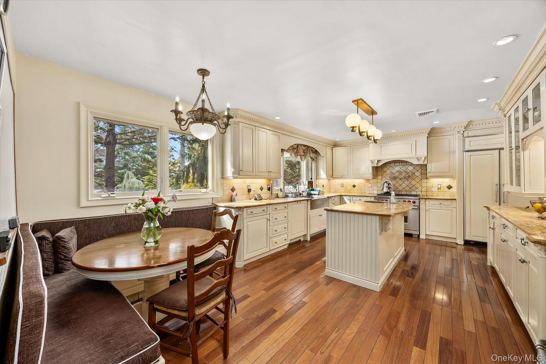 15 Cricket Lane, Great Neck, NY 11024