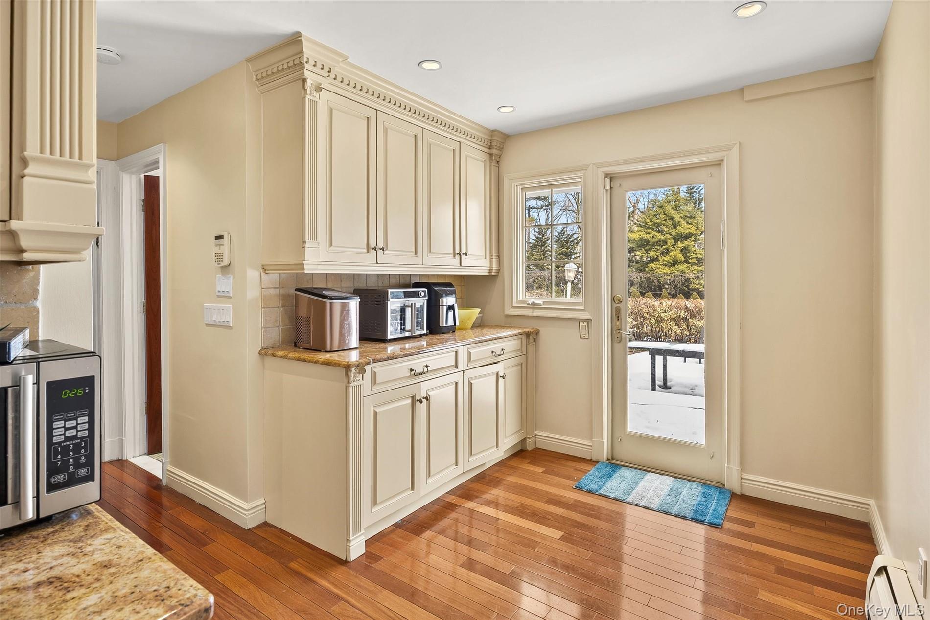 15 Cricket Lane, Great Neck, NY 11024