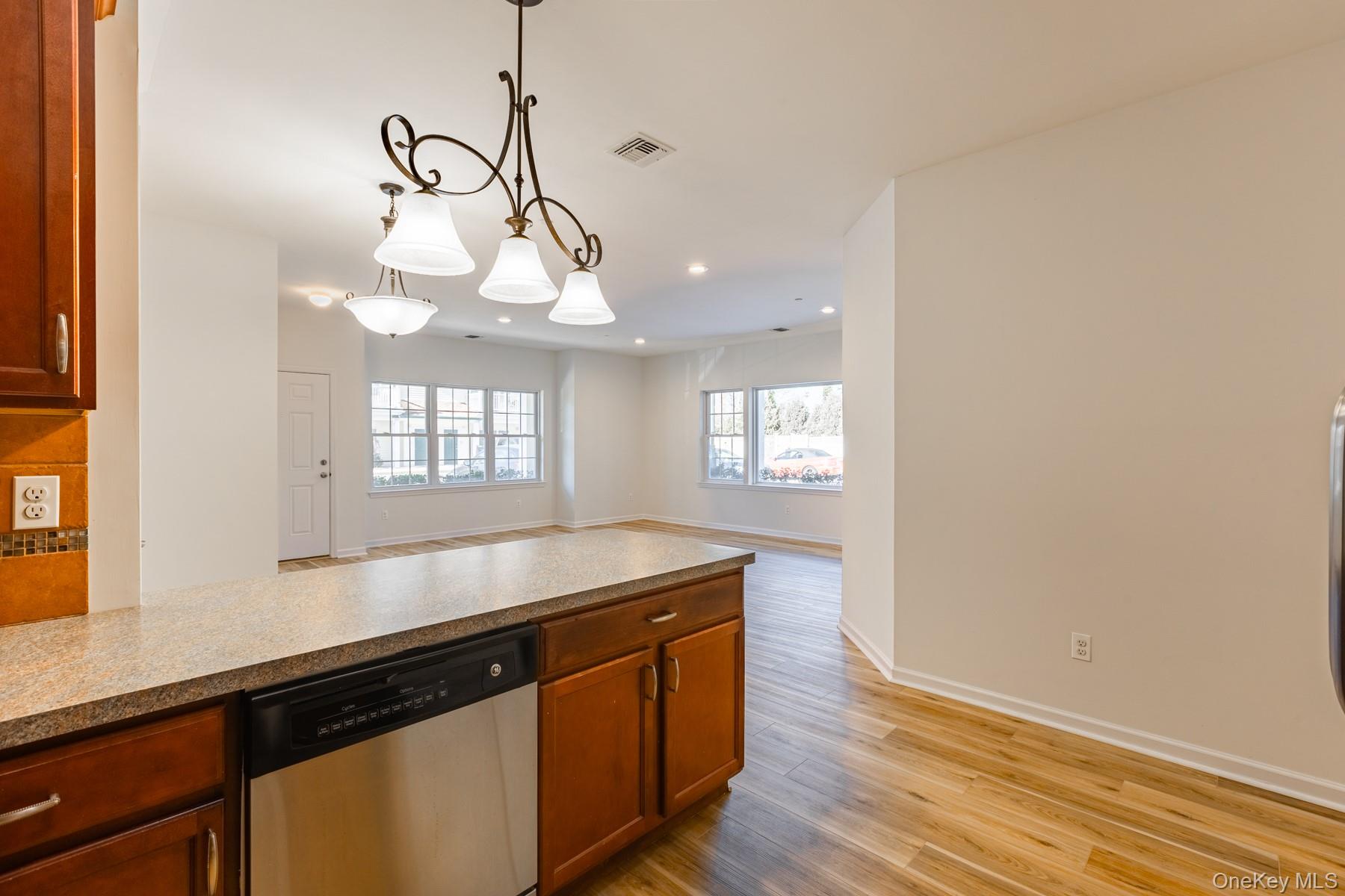 975 Main Street # 12, Farmingdale, NY 11735