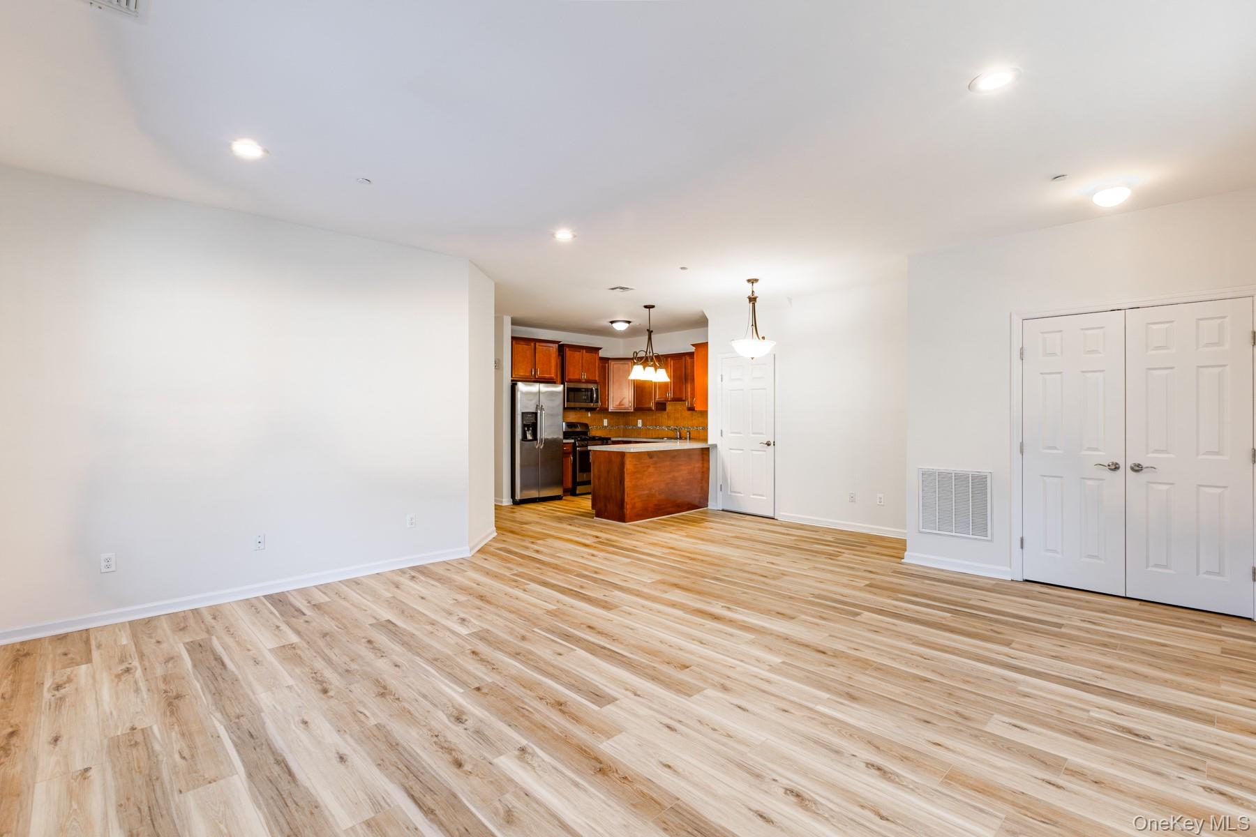 975 Main Street # 12, Farmingdale, NY 11735