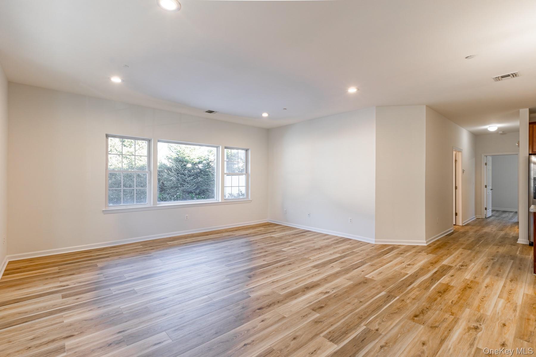 975 Main Street # 12, Farmingdale, NY 11735