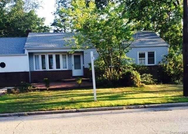 10 Sinclair Drive, Greenlawn, NY 11740