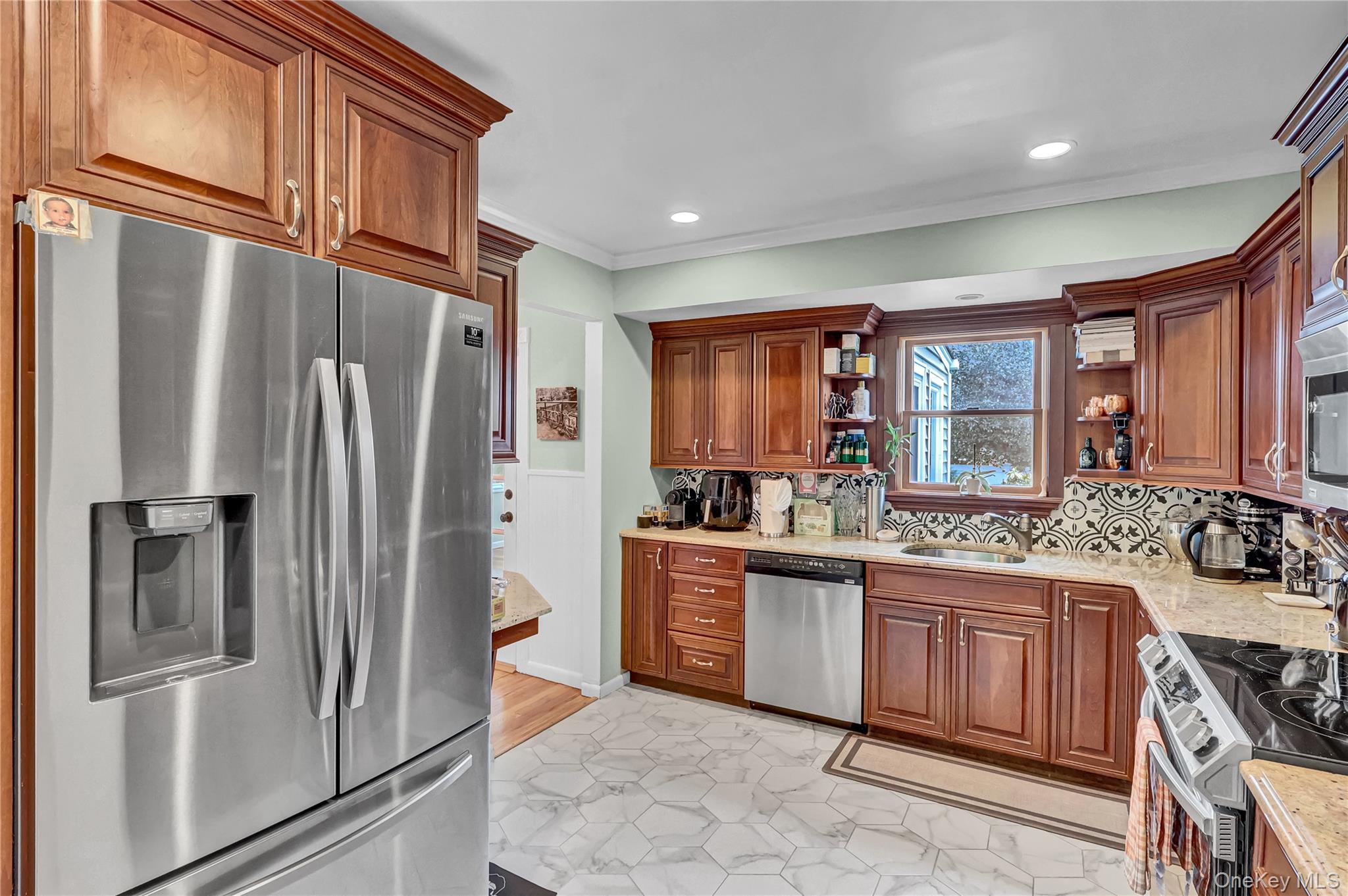 18 Frost Lane, Greenlawn, NY 11740