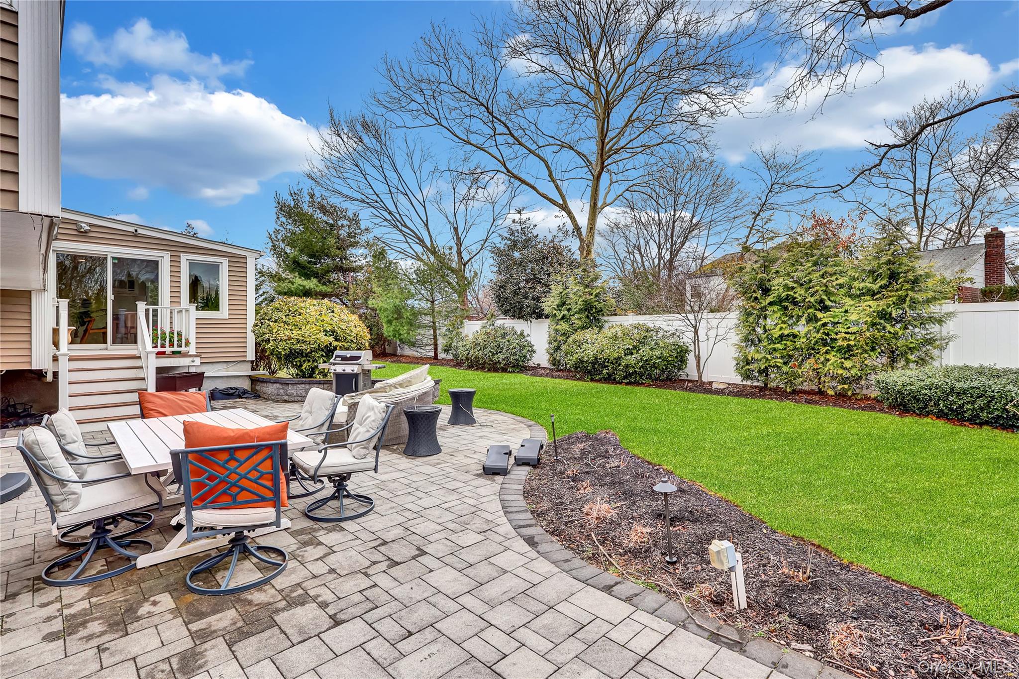 18 Frost Lane, Greenlawn, NY 11740