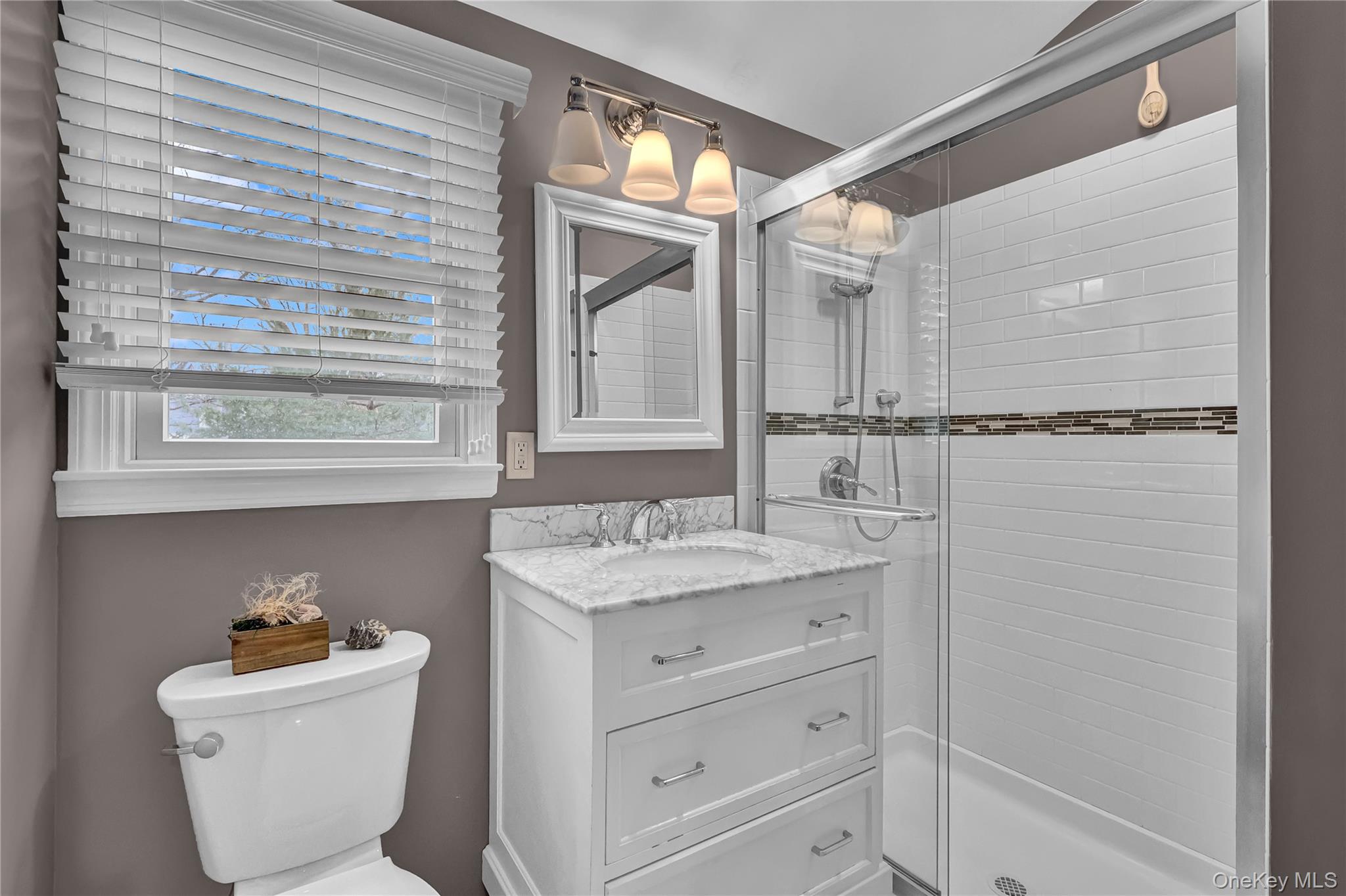 18 Frost Lane, Greenlawn, NY 11740