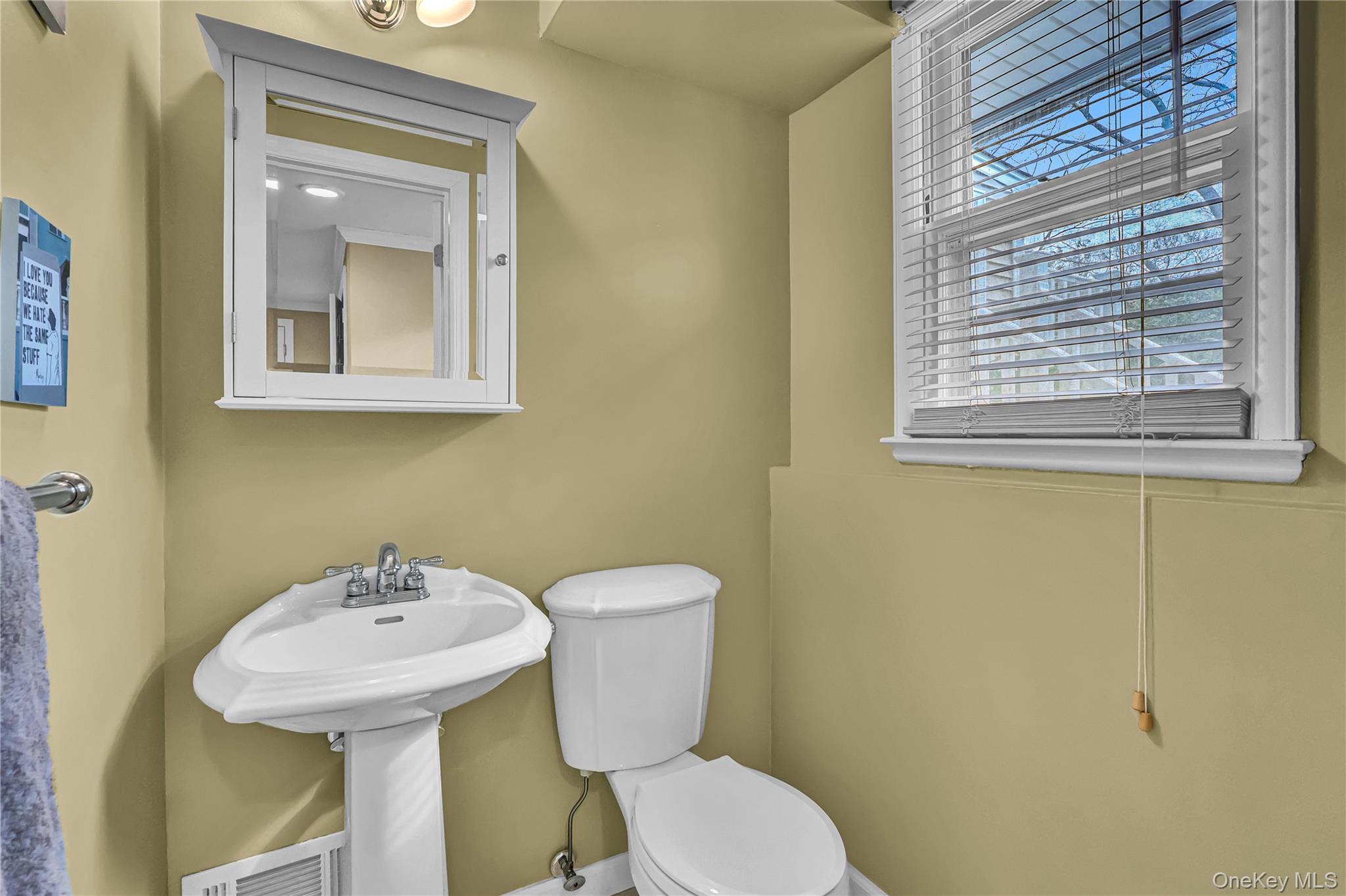 18 Frost Lane, Greenlawn, NY 11740