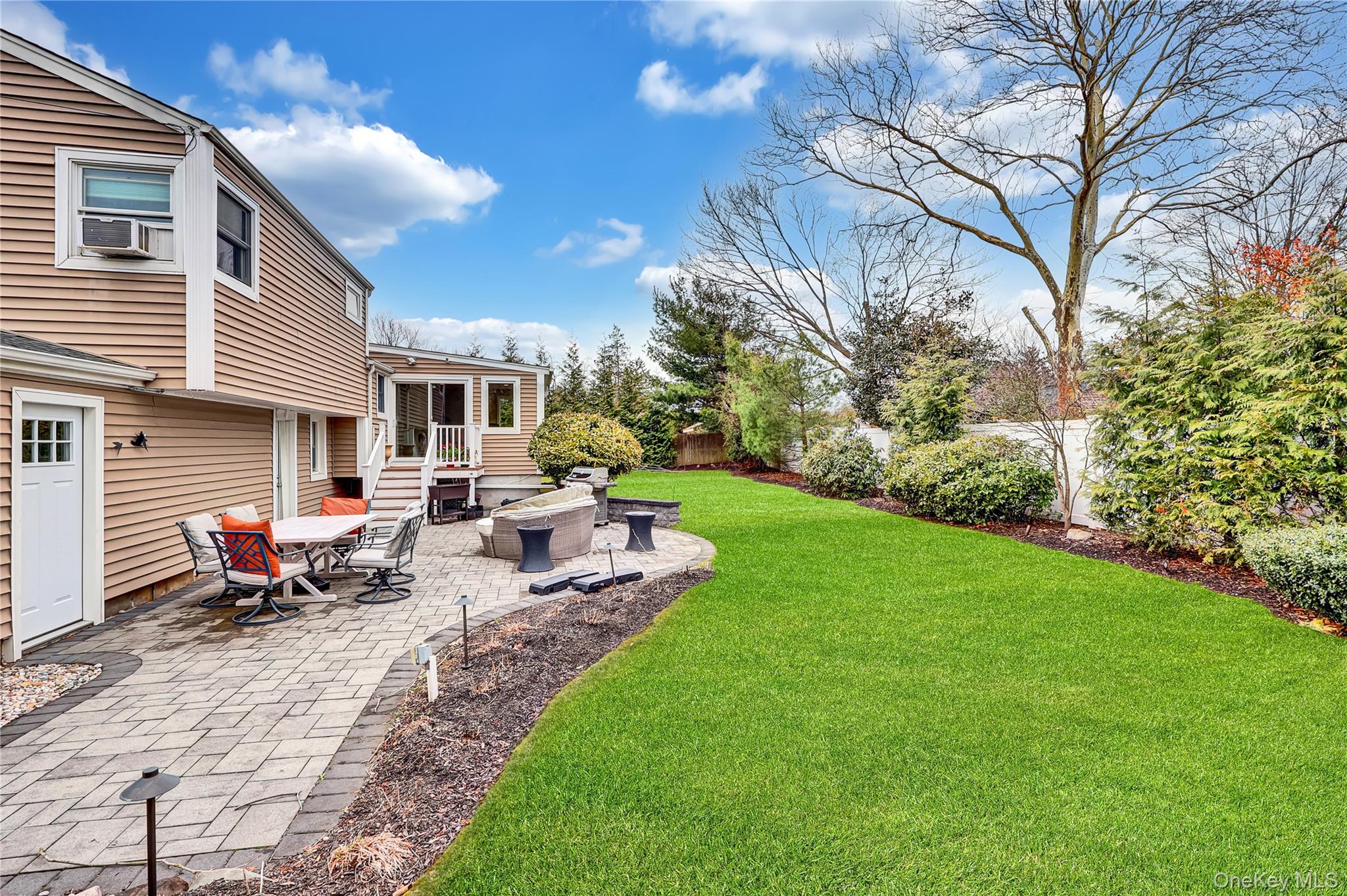 18 Frost Lane, Greenlawn, NY 11740