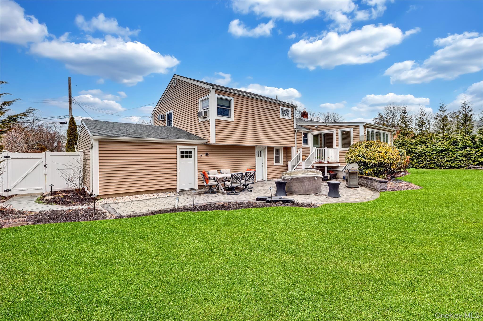 18 Frost Lane, Greenlawn, NY 11740