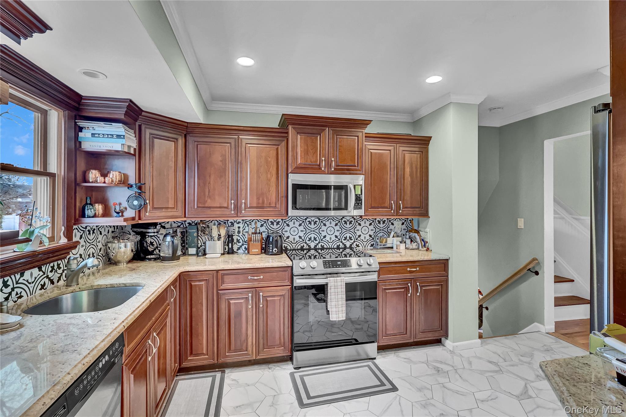 18 Frost Lane, Greenlawn, NY 11740