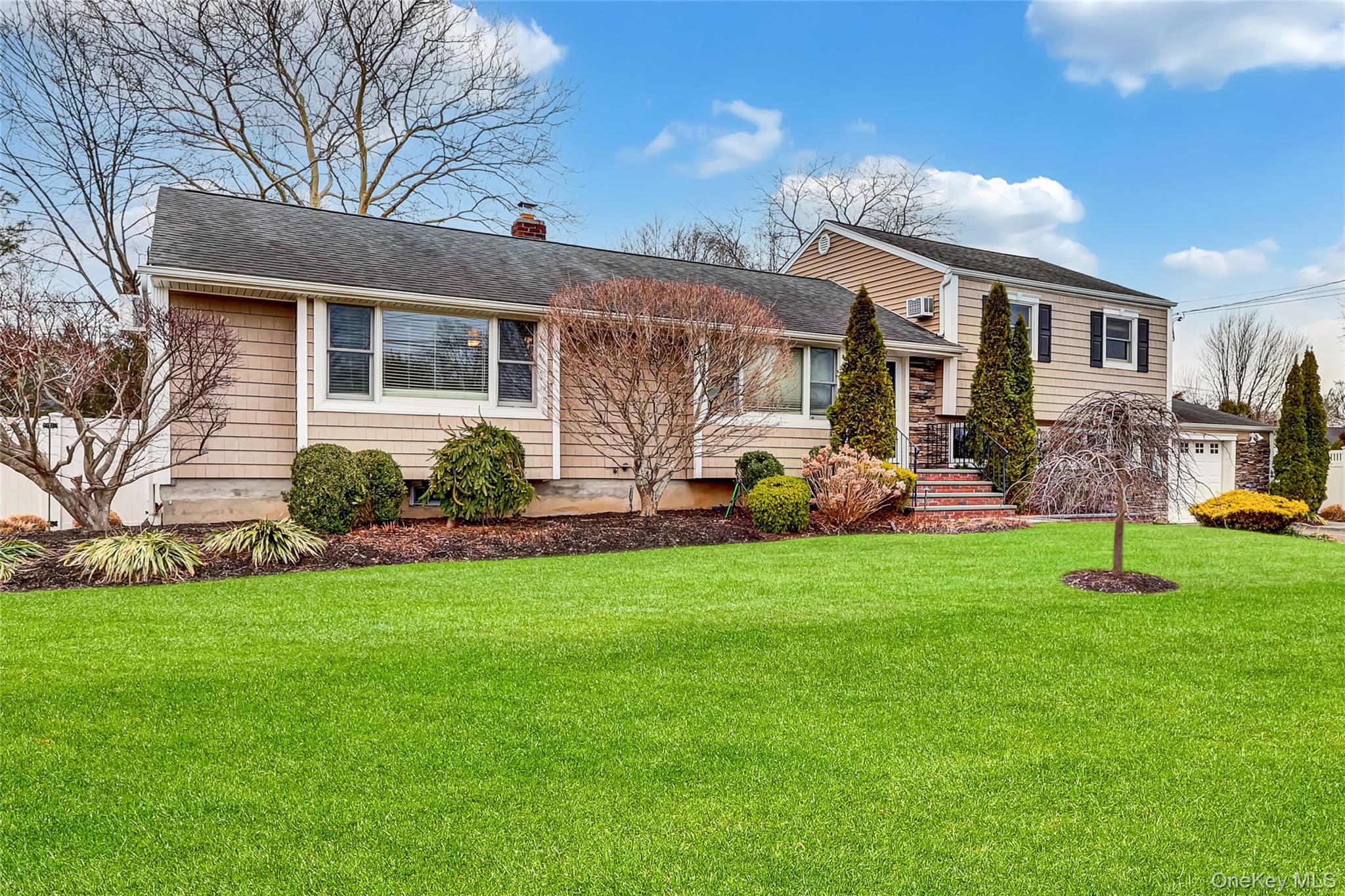 18 Frost Lane, Greenlawn, NY 11740