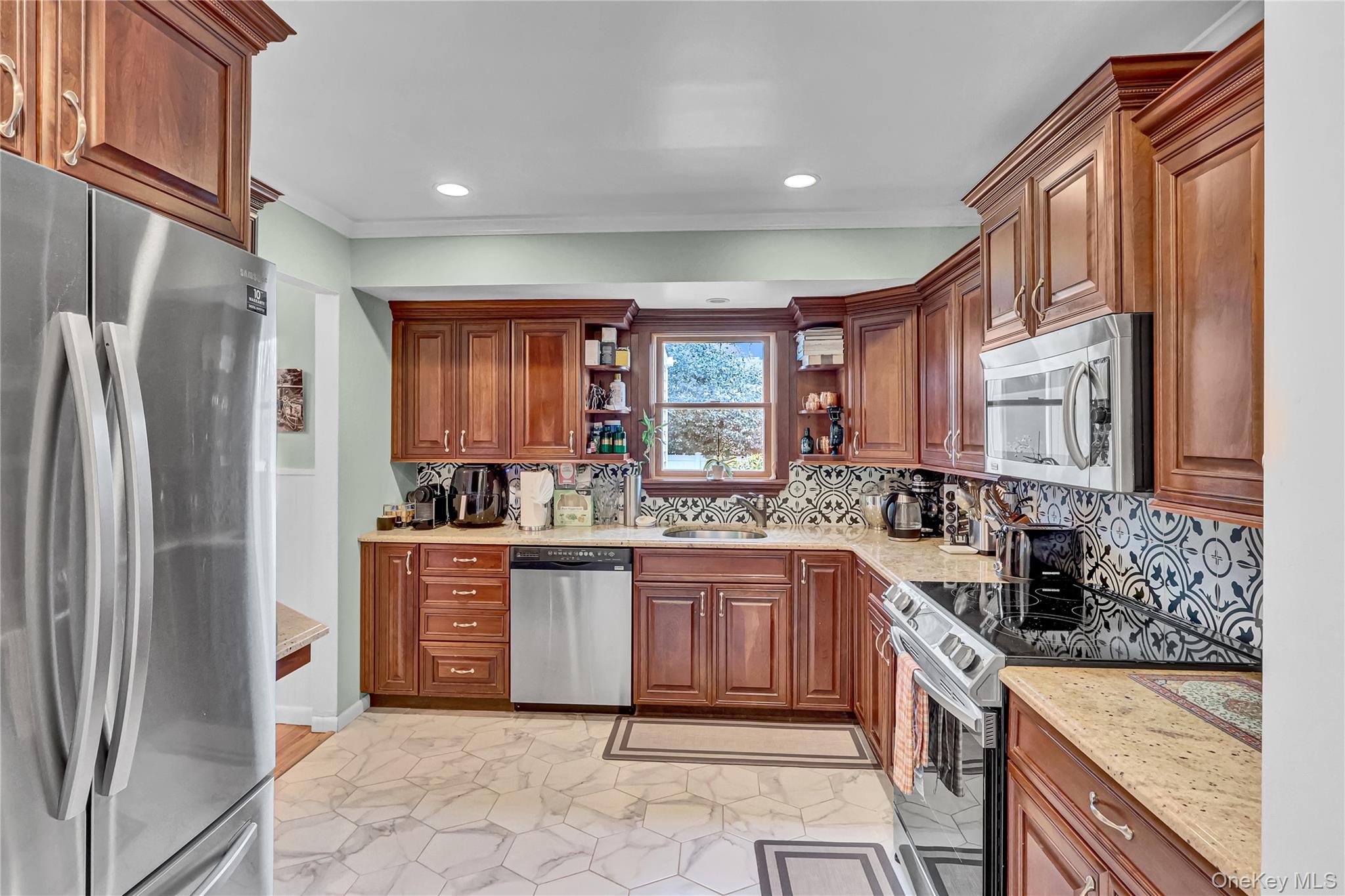 18 Frost Lane, Greenlawn, NY 11740