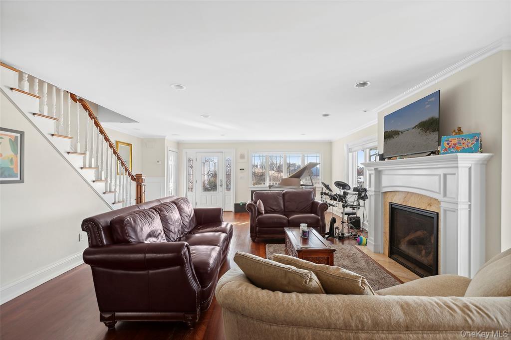 4 Quebec Road, Island Park, NY 11558