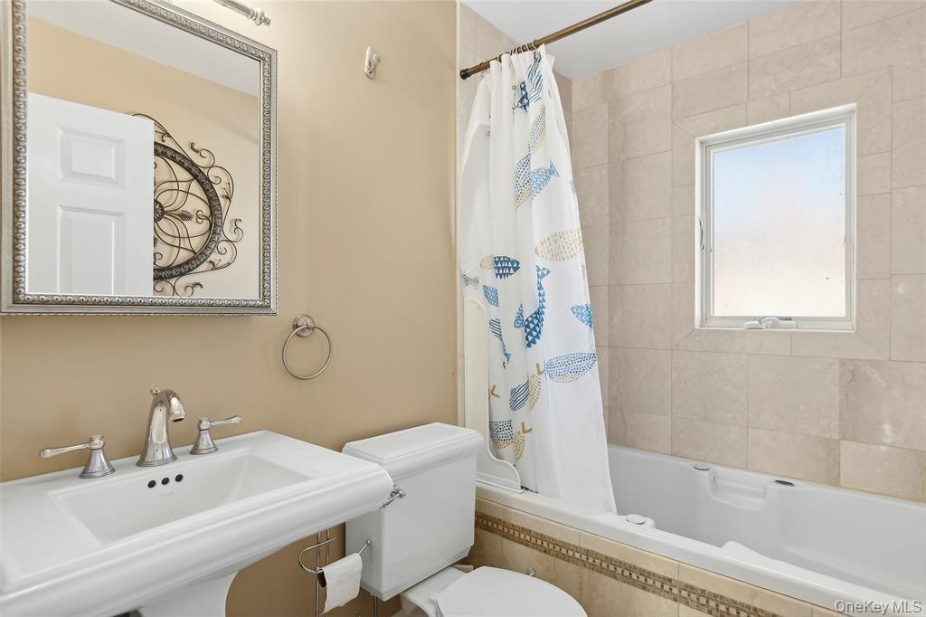 4 Quebec Road, Island Park, NY 11558