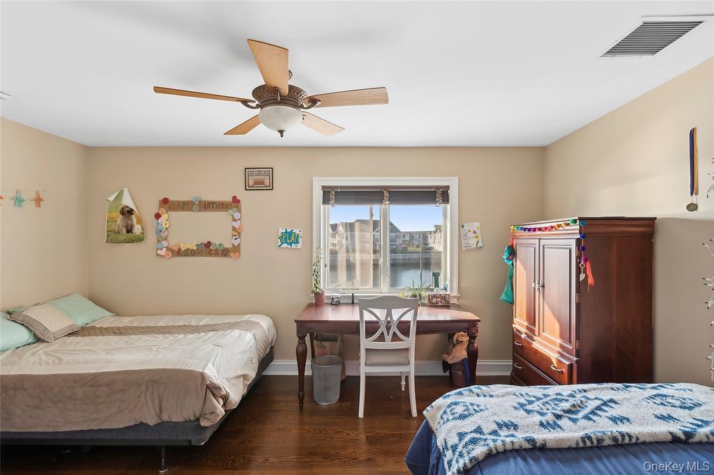 4 Quebec Road, Island Park, NY 11558