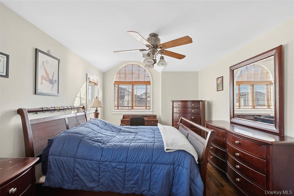 4 Quebec Road, Island Park, NY 11558