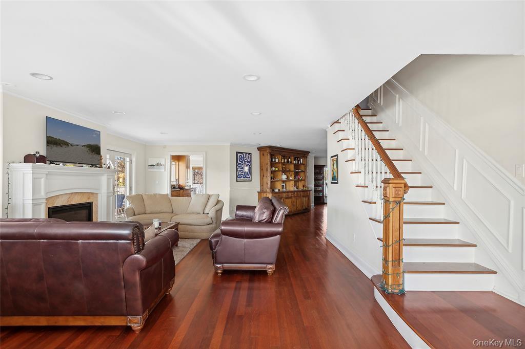 4 Quebec Road, Island Park, NY 11558