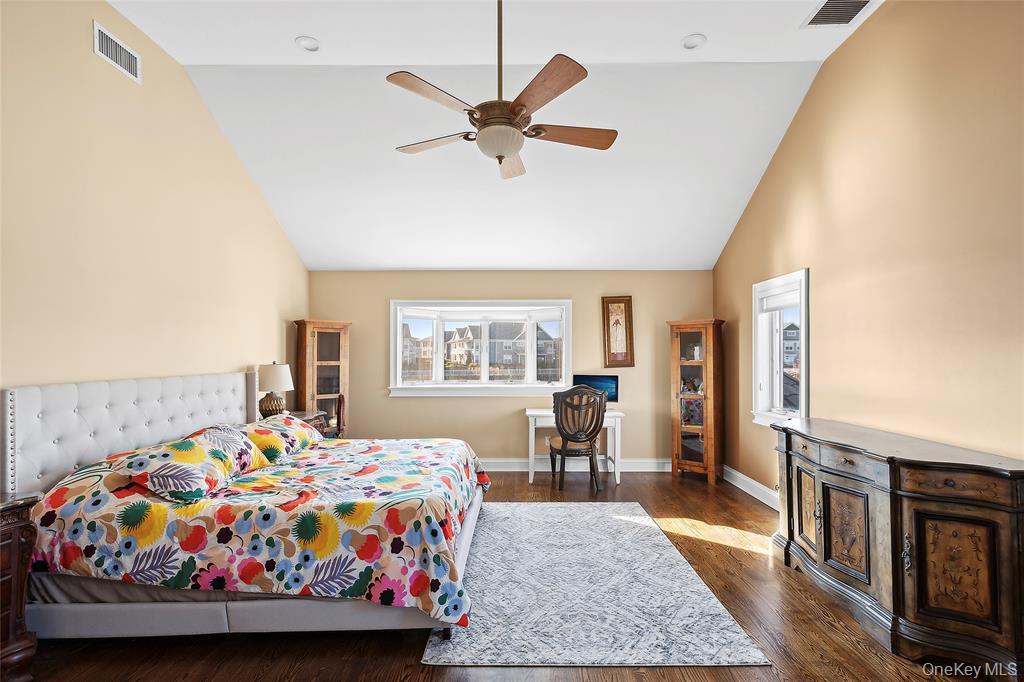 4 Quebec Road, Island Park, NY 11558