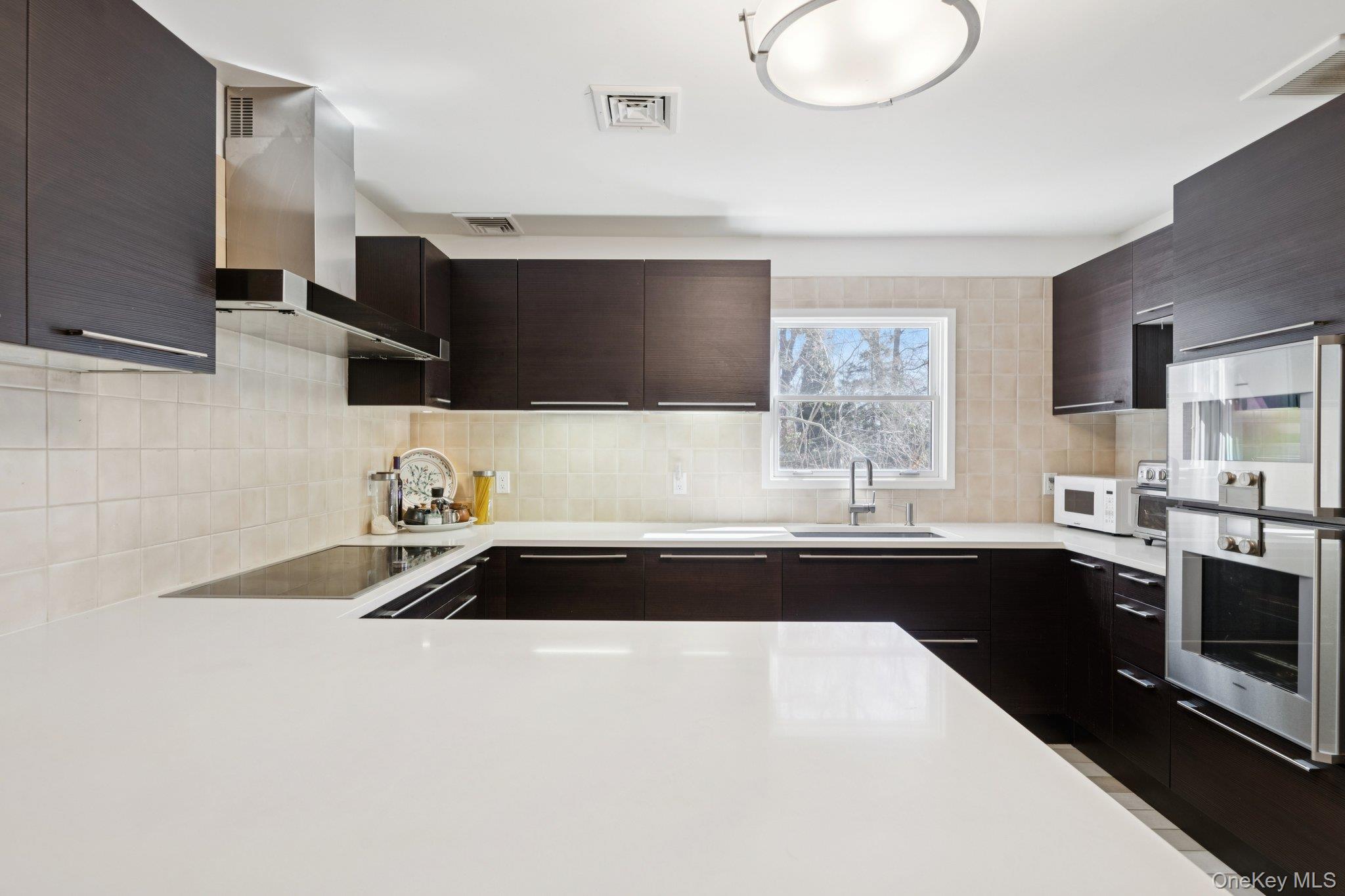 6 Saint George Road, Great Neck, NY 11021