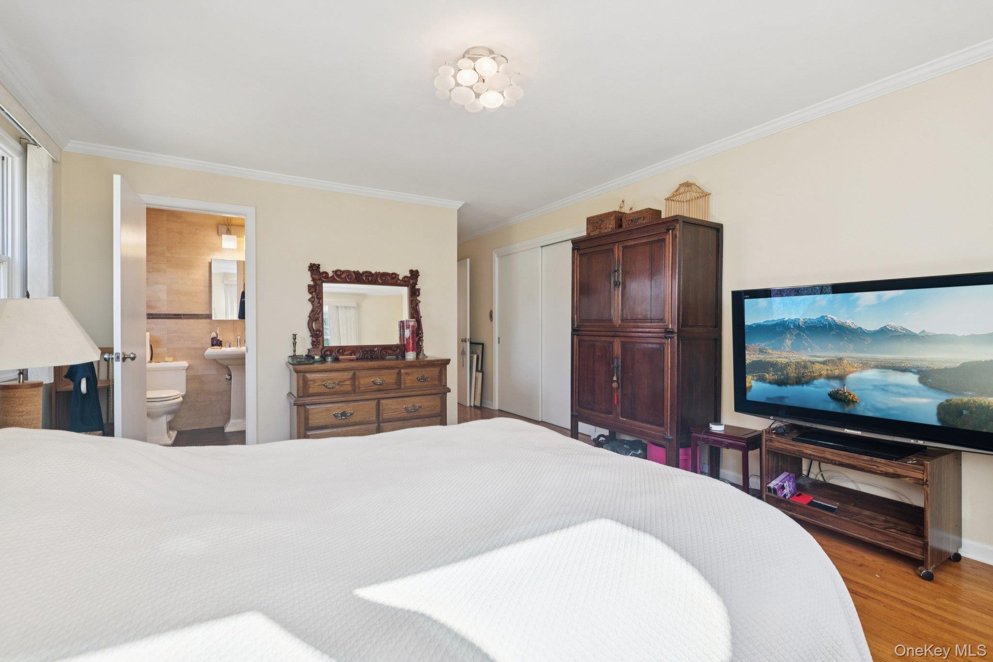 6 Saint George Road, Great Neck, NY 11021