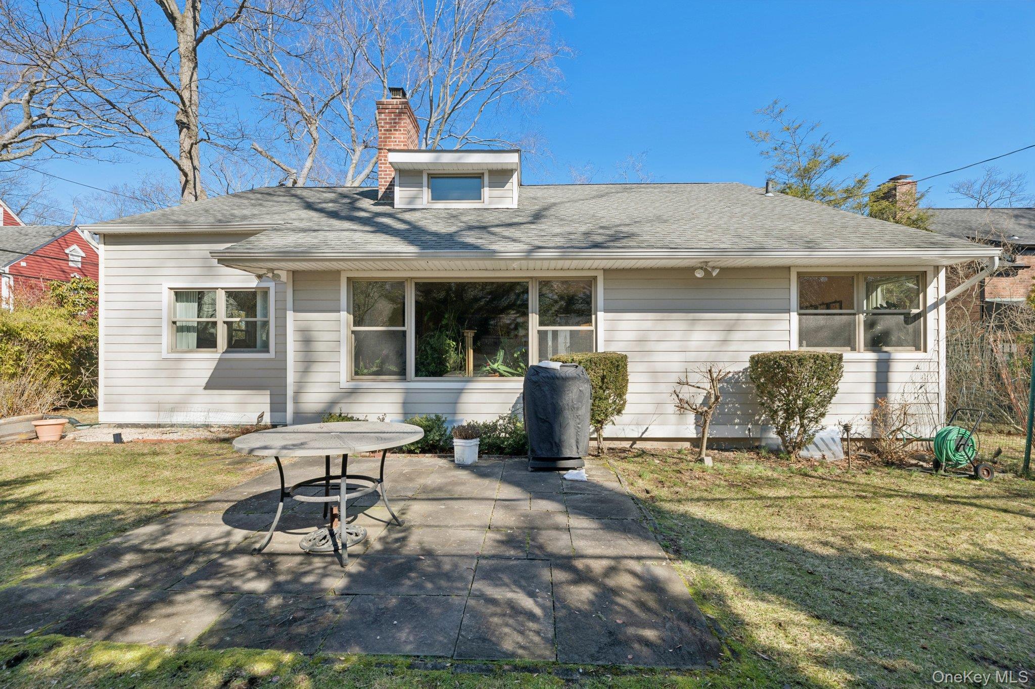 6 Saint George Road, Great Neck, NY 11021