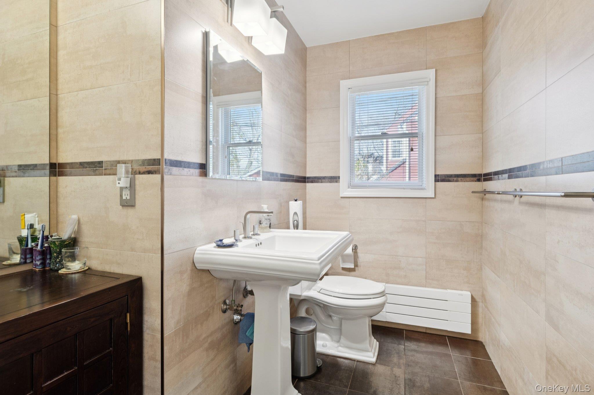 6 Saint George Road, Great Neck, NY 11021