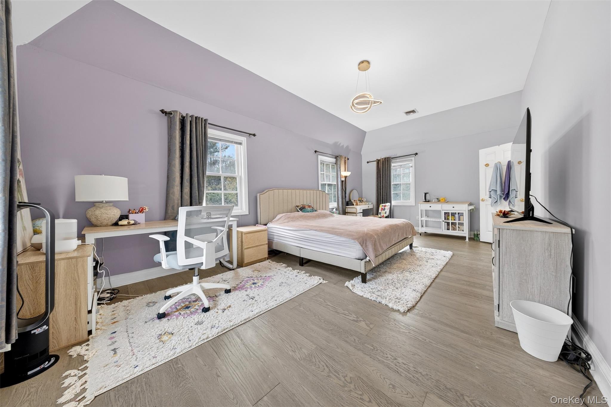 14 Mackay Way, Roslyn, NY 11576