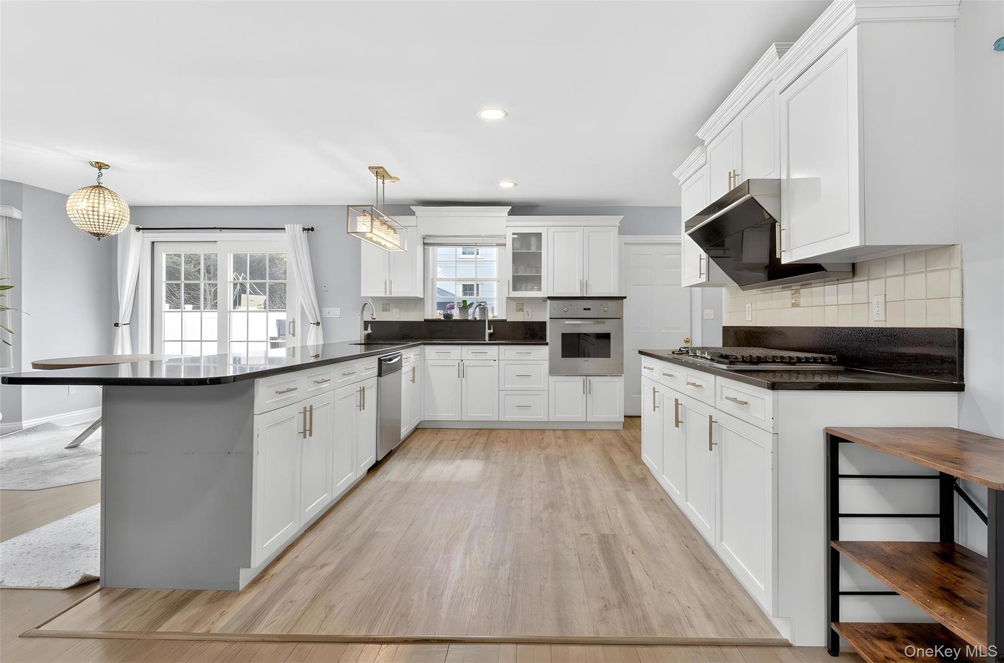 14 Mackay Way, Roslyn, NY 11576