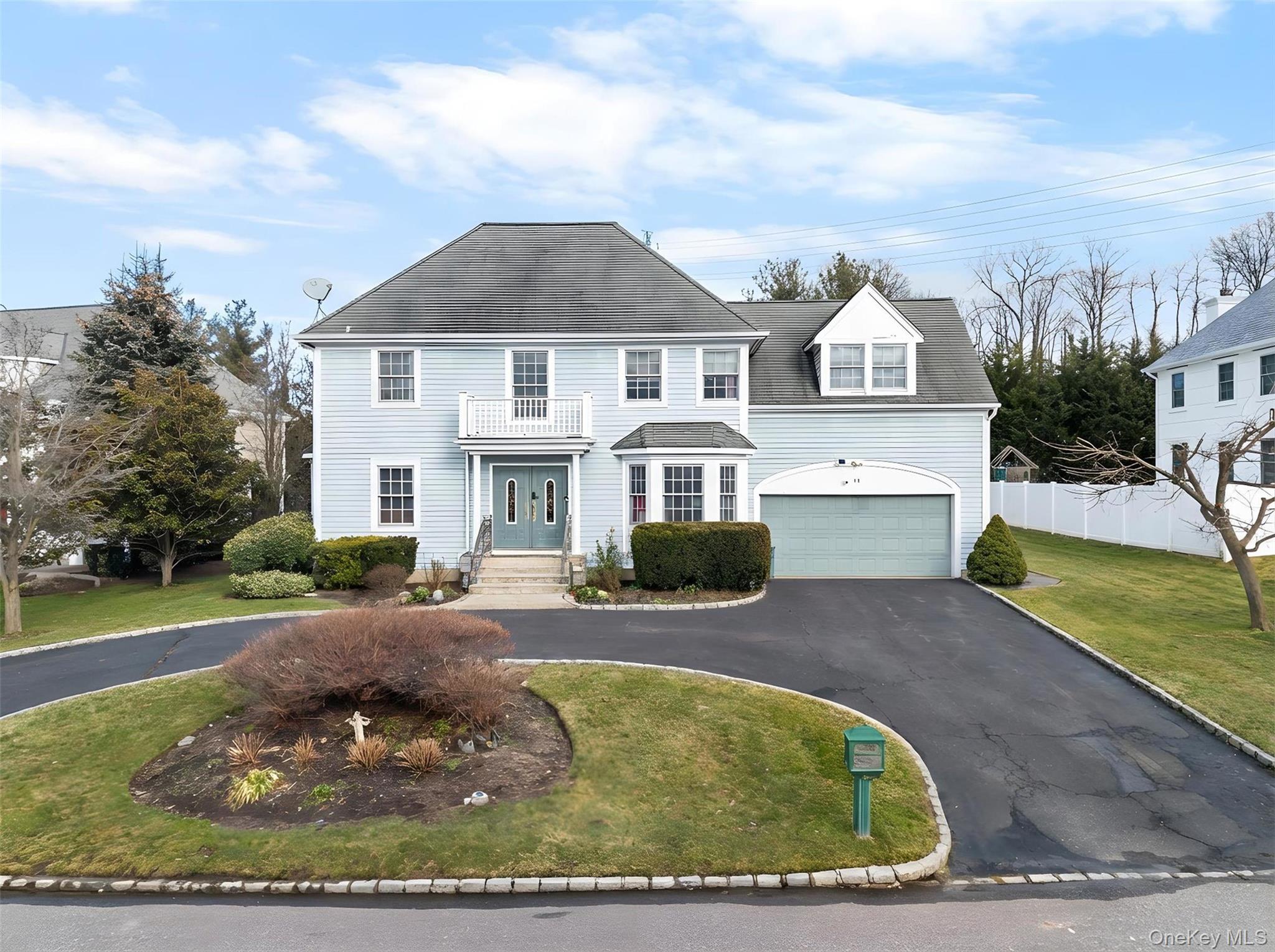 14 Mackay Way, Roslyn, NY 11576