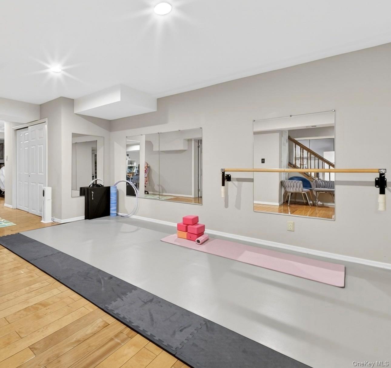 14 Mackay Way, Roslyn, NY 11576