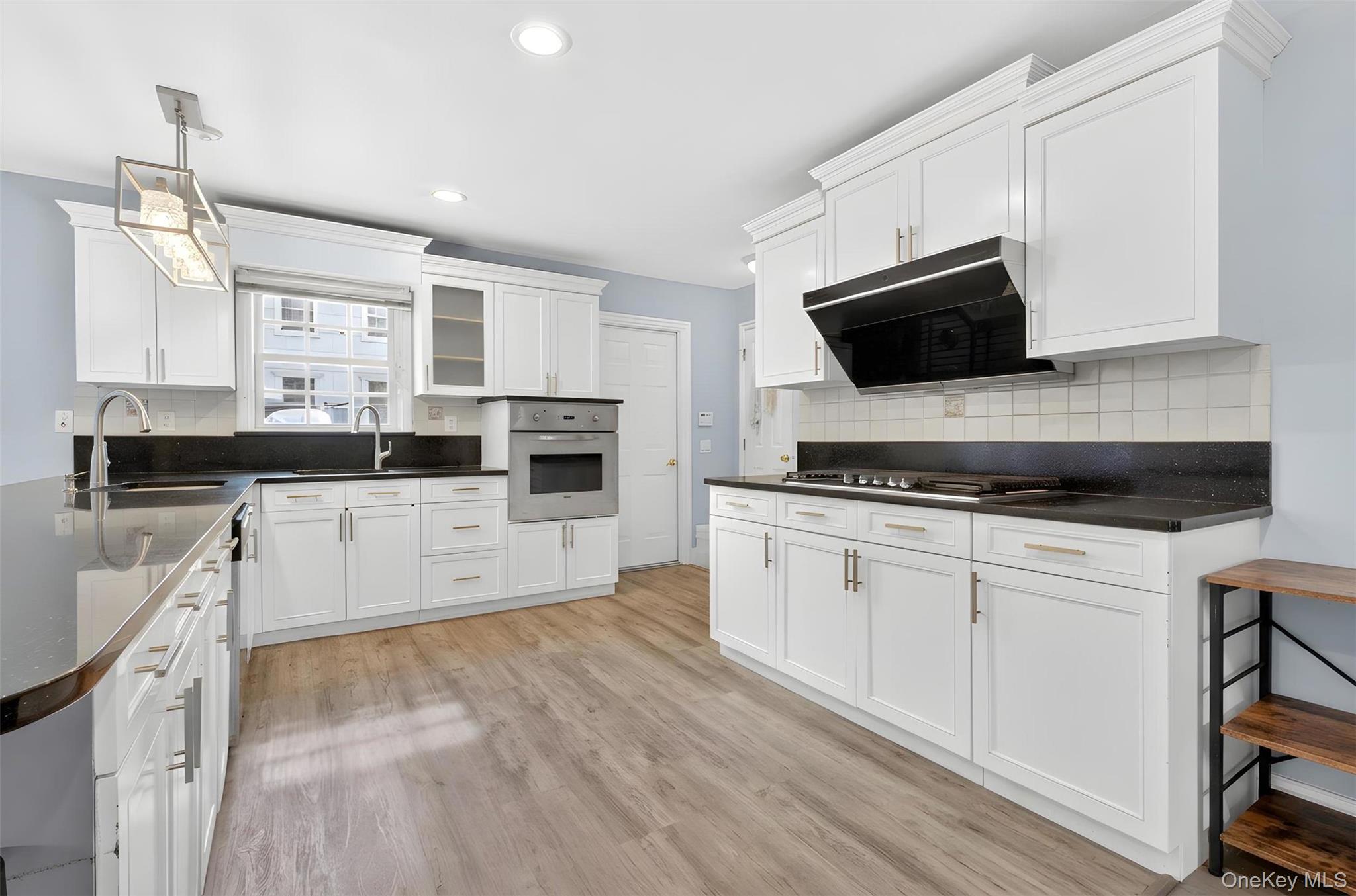 14 Mackay Way, Roslyn, NY 11576