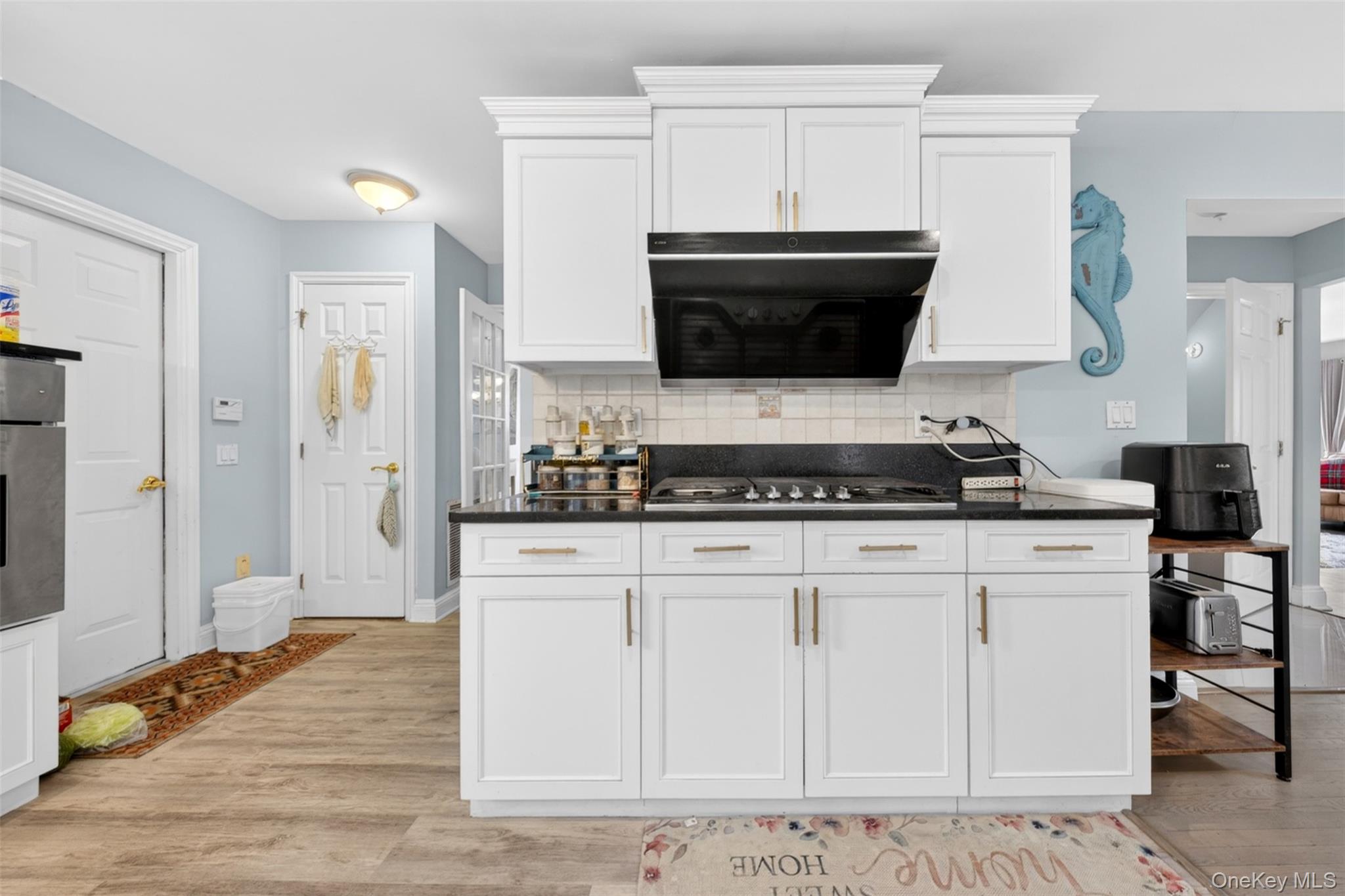 14 Mackay Way, Roslyn, NY 11576