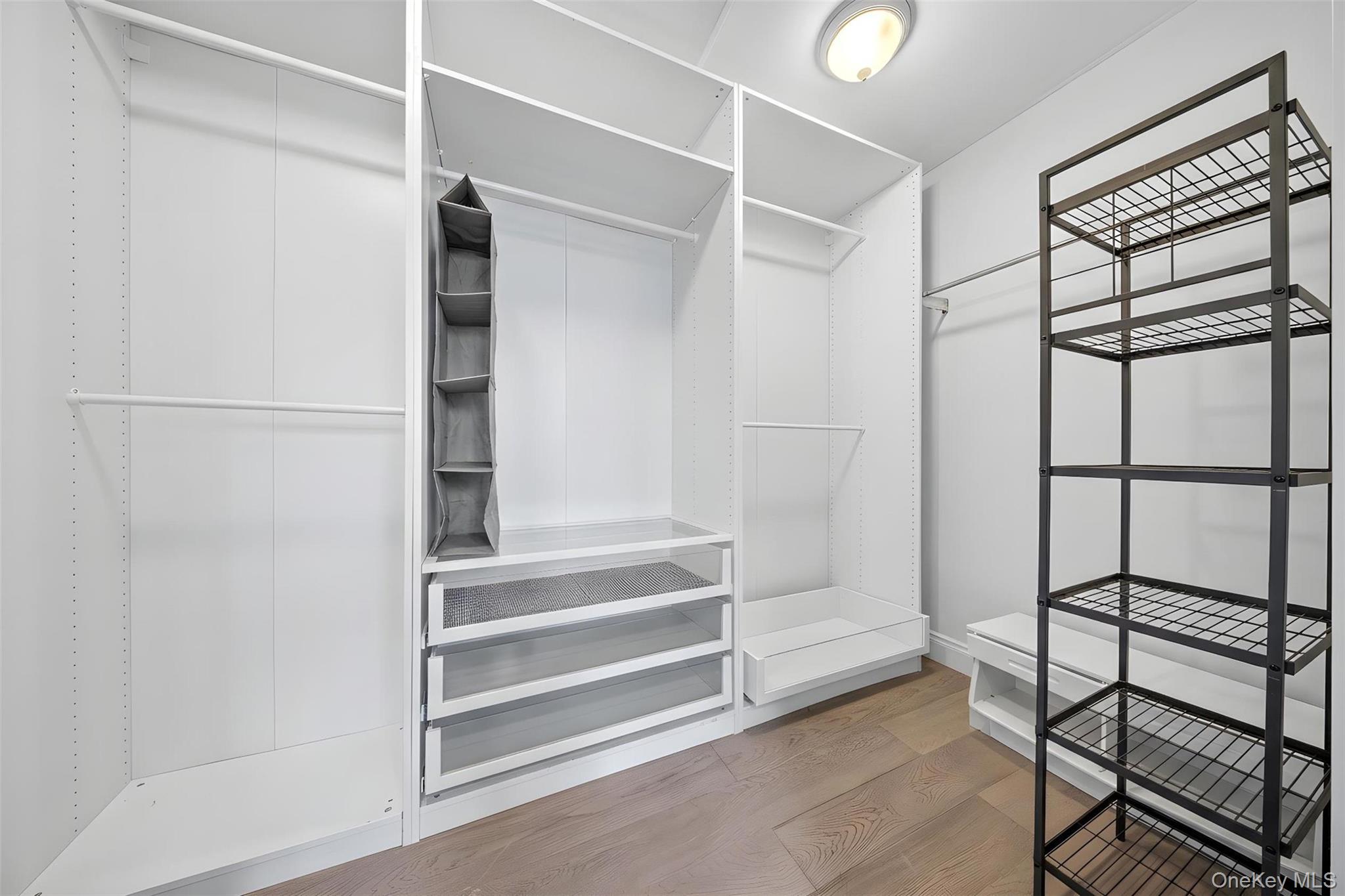 14 Mackay Way, Roslyn, NY 11576