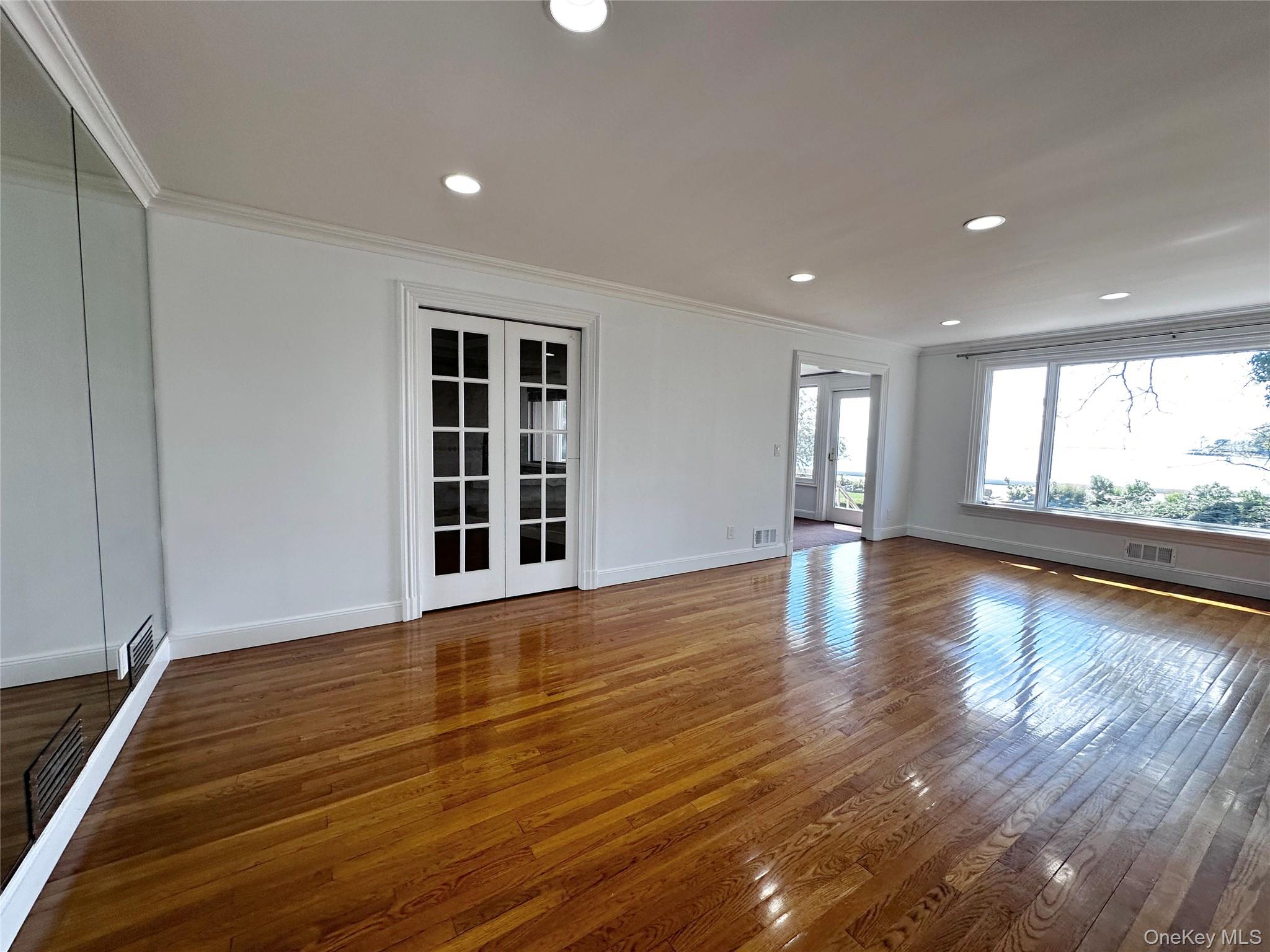 1090 Bayhead Drive, Mamaroneck, NY 10543