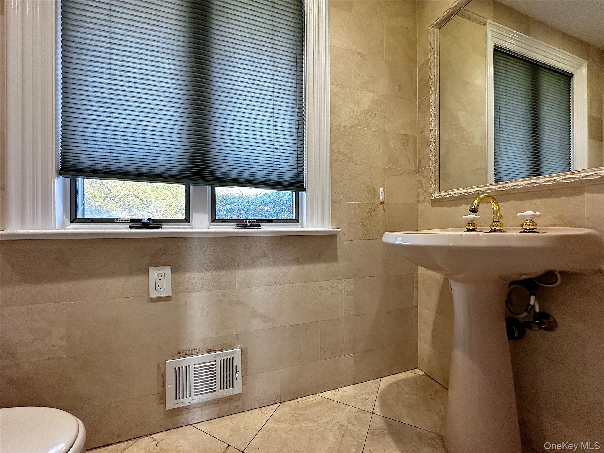 1090 Bayhead Drive, Mamaroneck, NY 10543