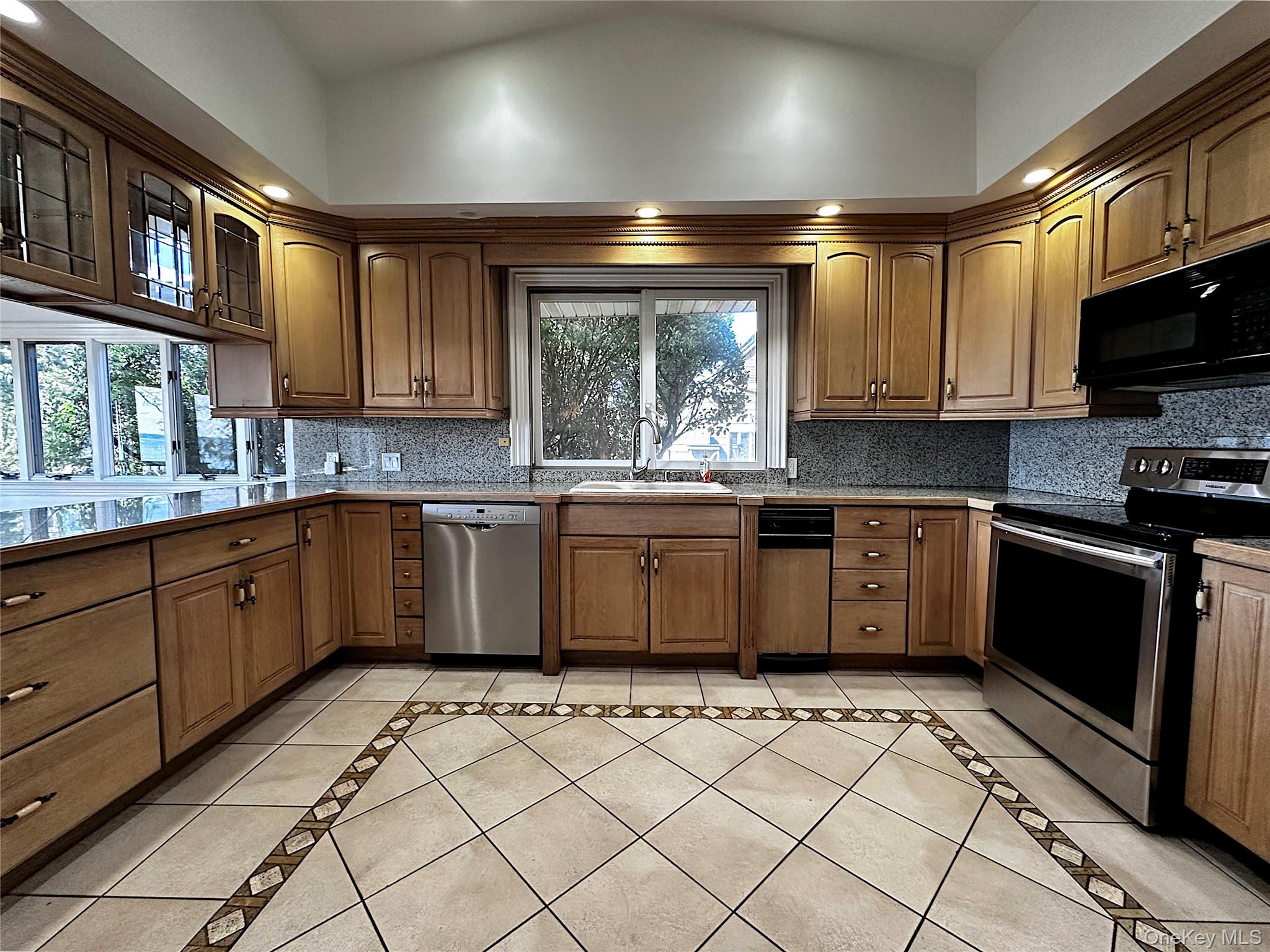 1090 Bayhead Drive, Mamaroneck, NY 10543