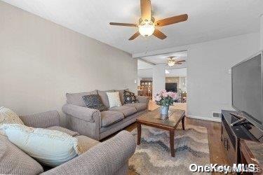 916 N Clinton Avenue, Lindenhurst, NY 11757