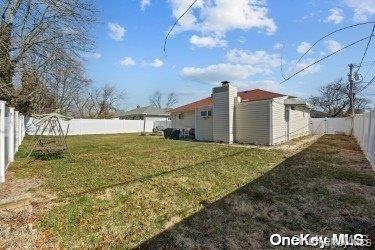 916 N Clinton Avenue, Lindenhurst, NY 11757