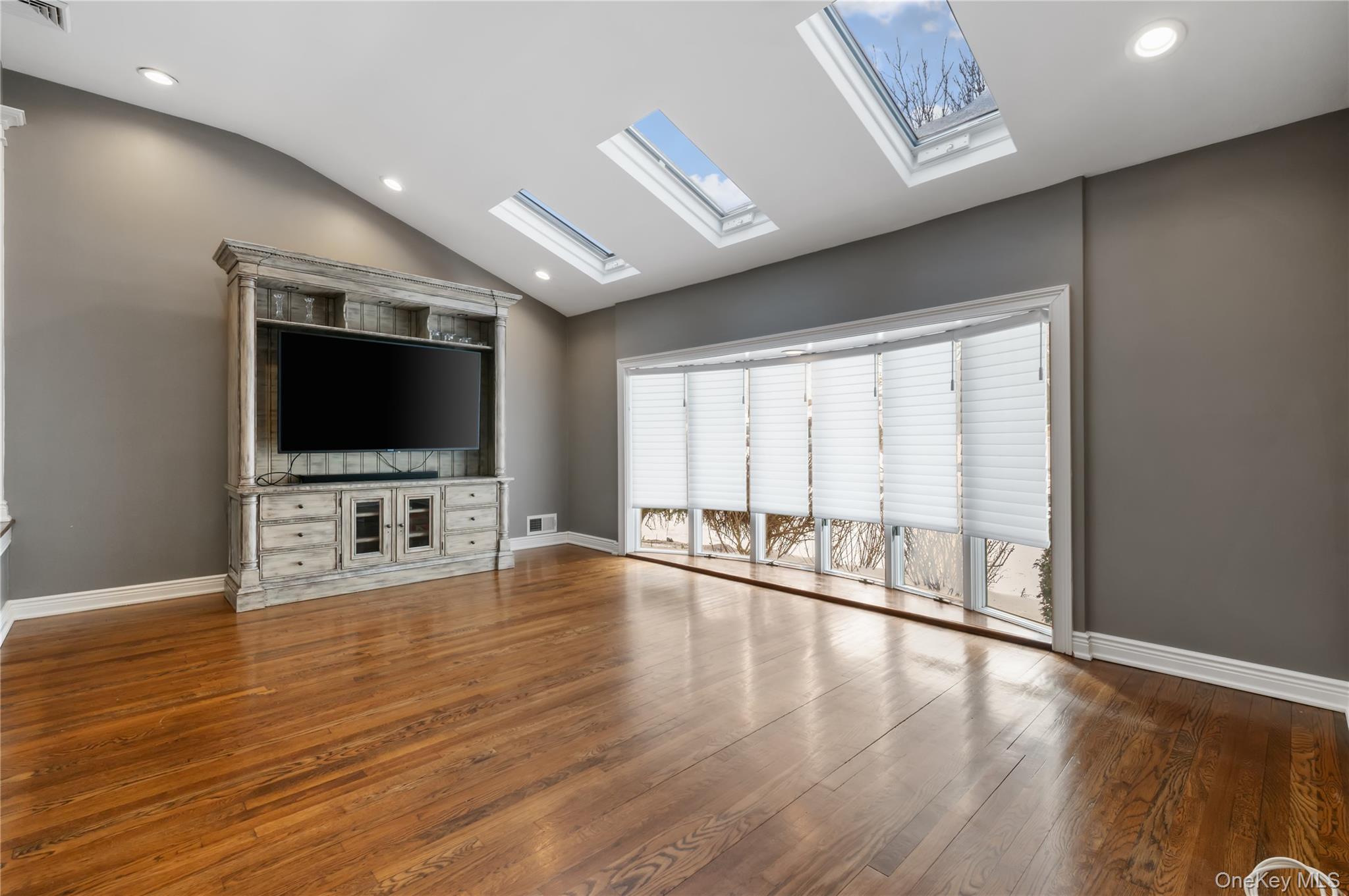 7 Rita Lane, Plainview, NY 11803