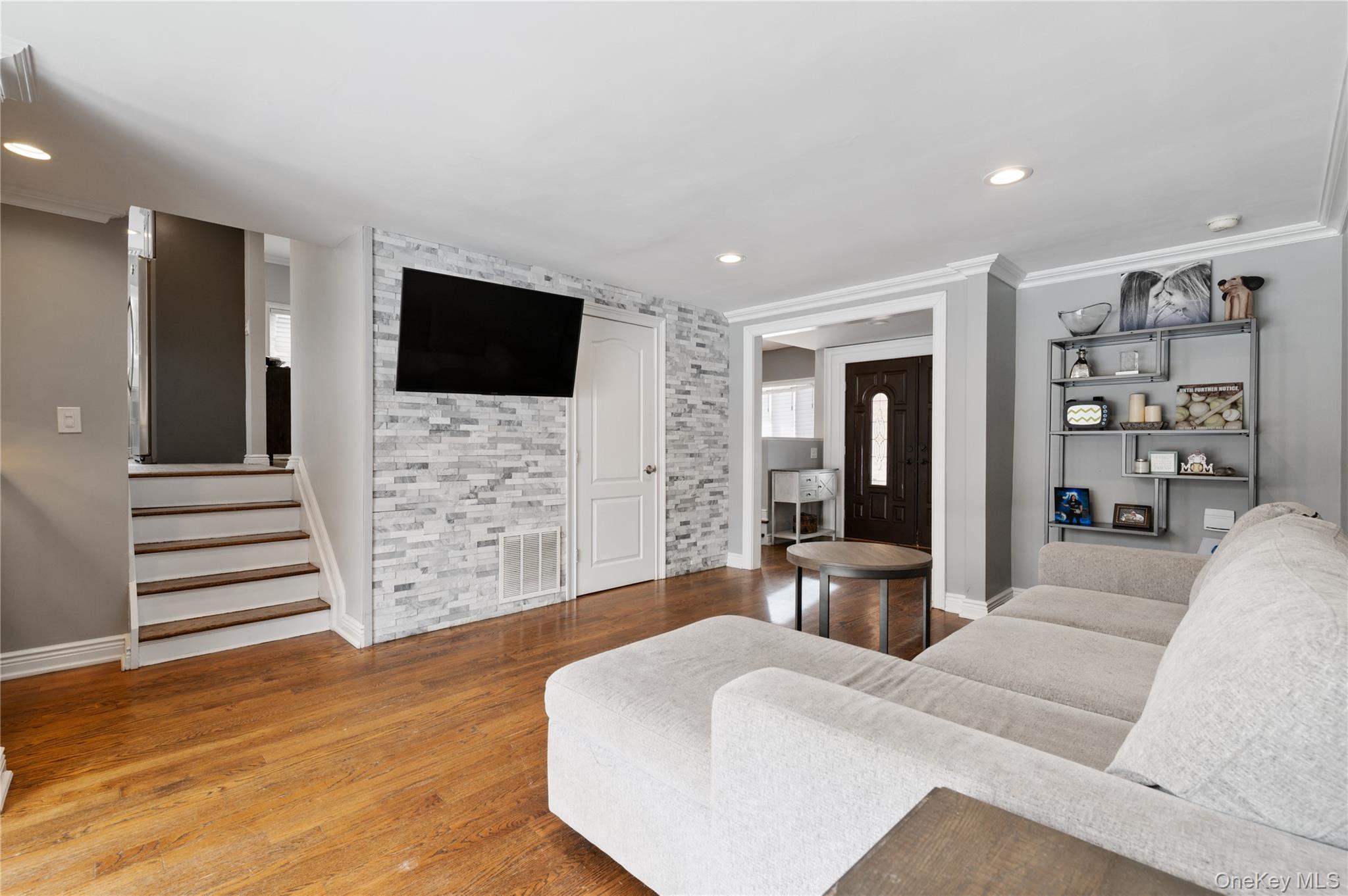 7 Rita Lane, Plainview, NY 11803