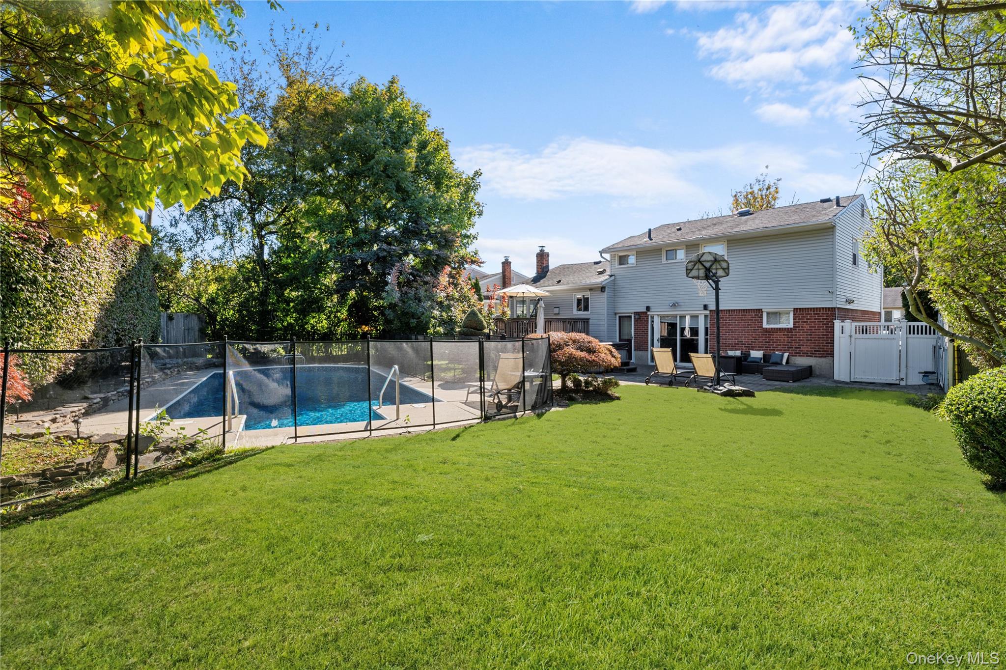 7 Rita Lane, Plainview, NY 11803