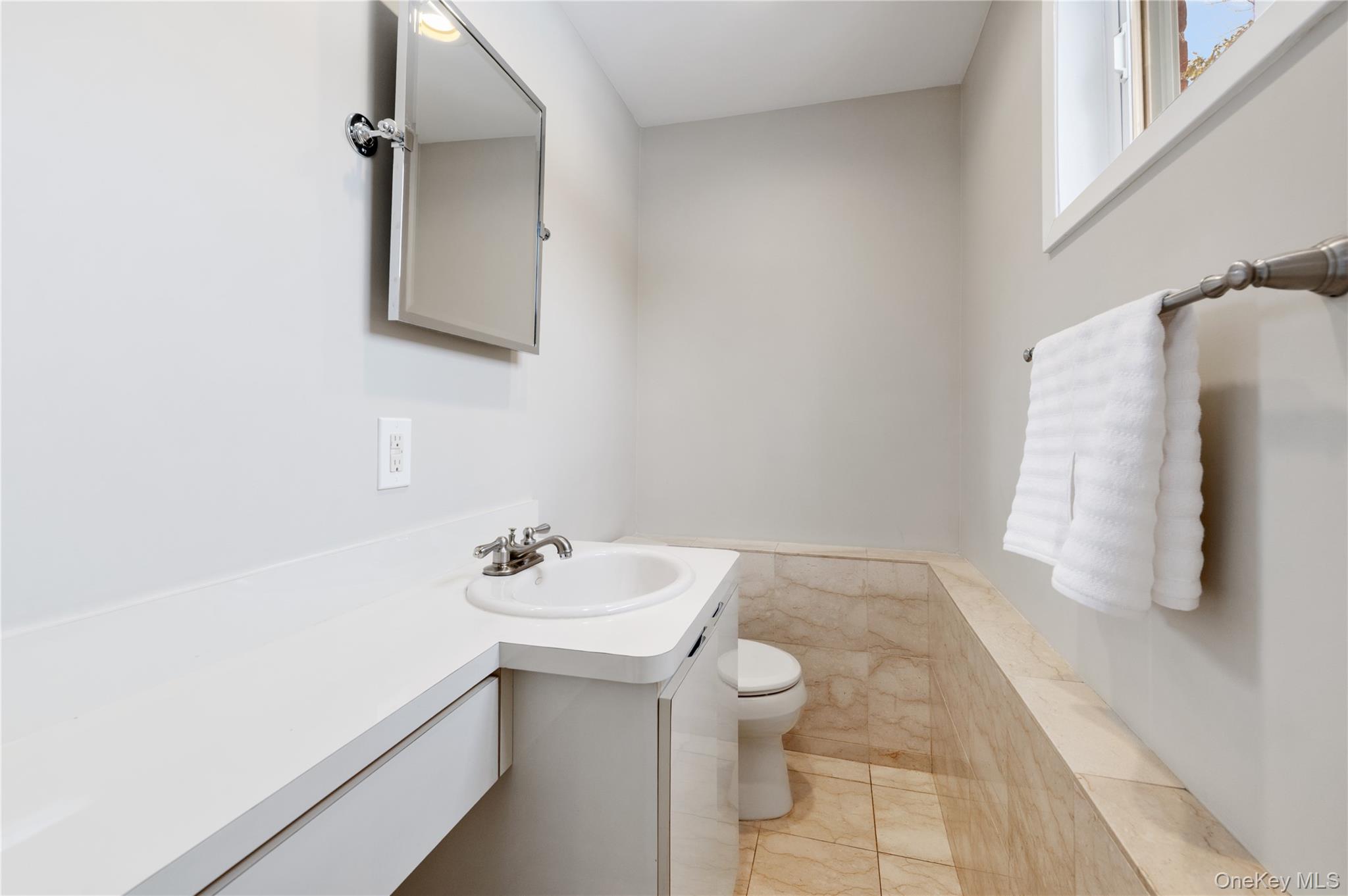 7 Rita Lane, Plainview, NY 11803